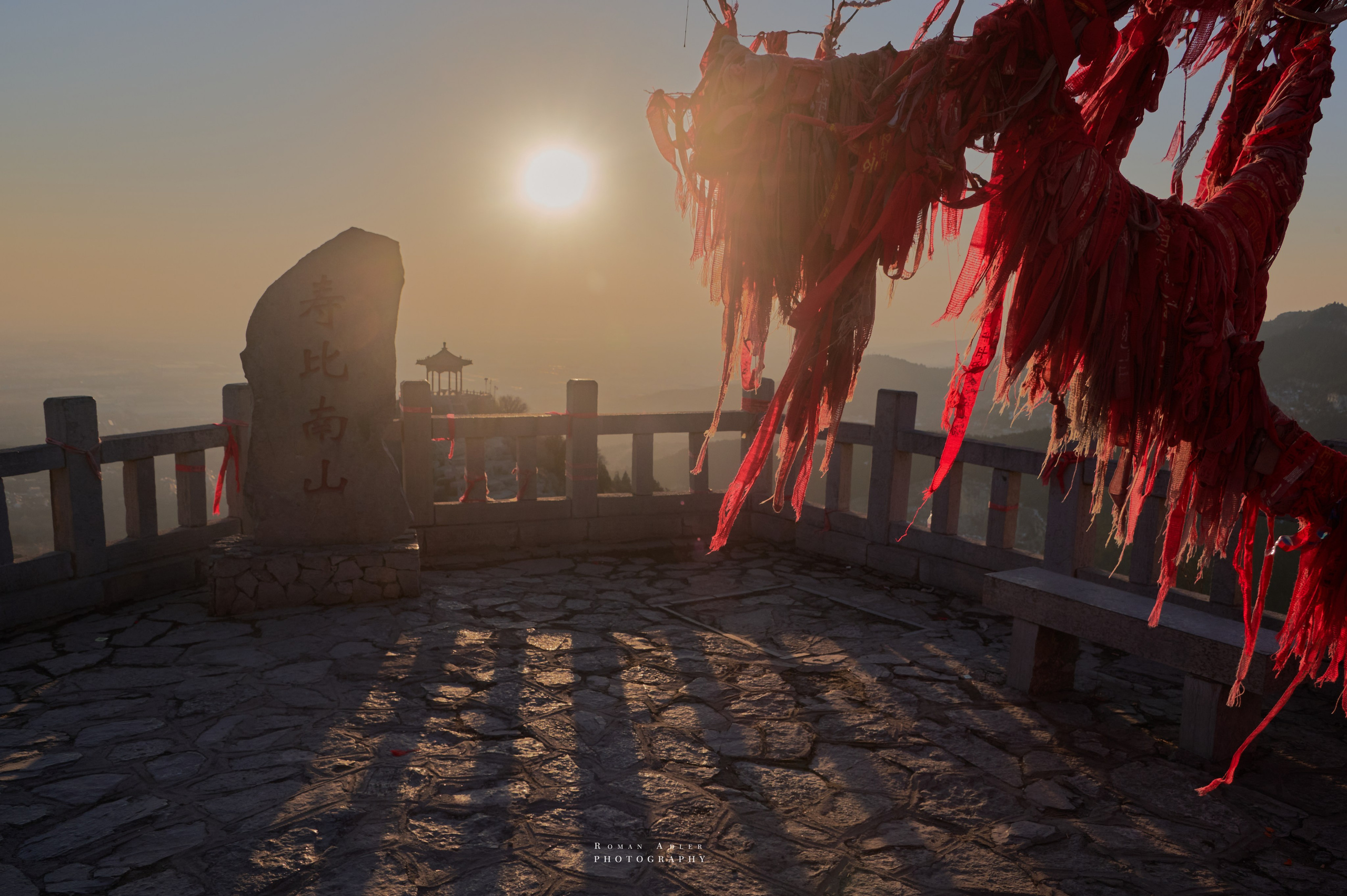 Рассвет на храмовой горе Юнмень. Цинчжоу. Фотограф Роман Адлер