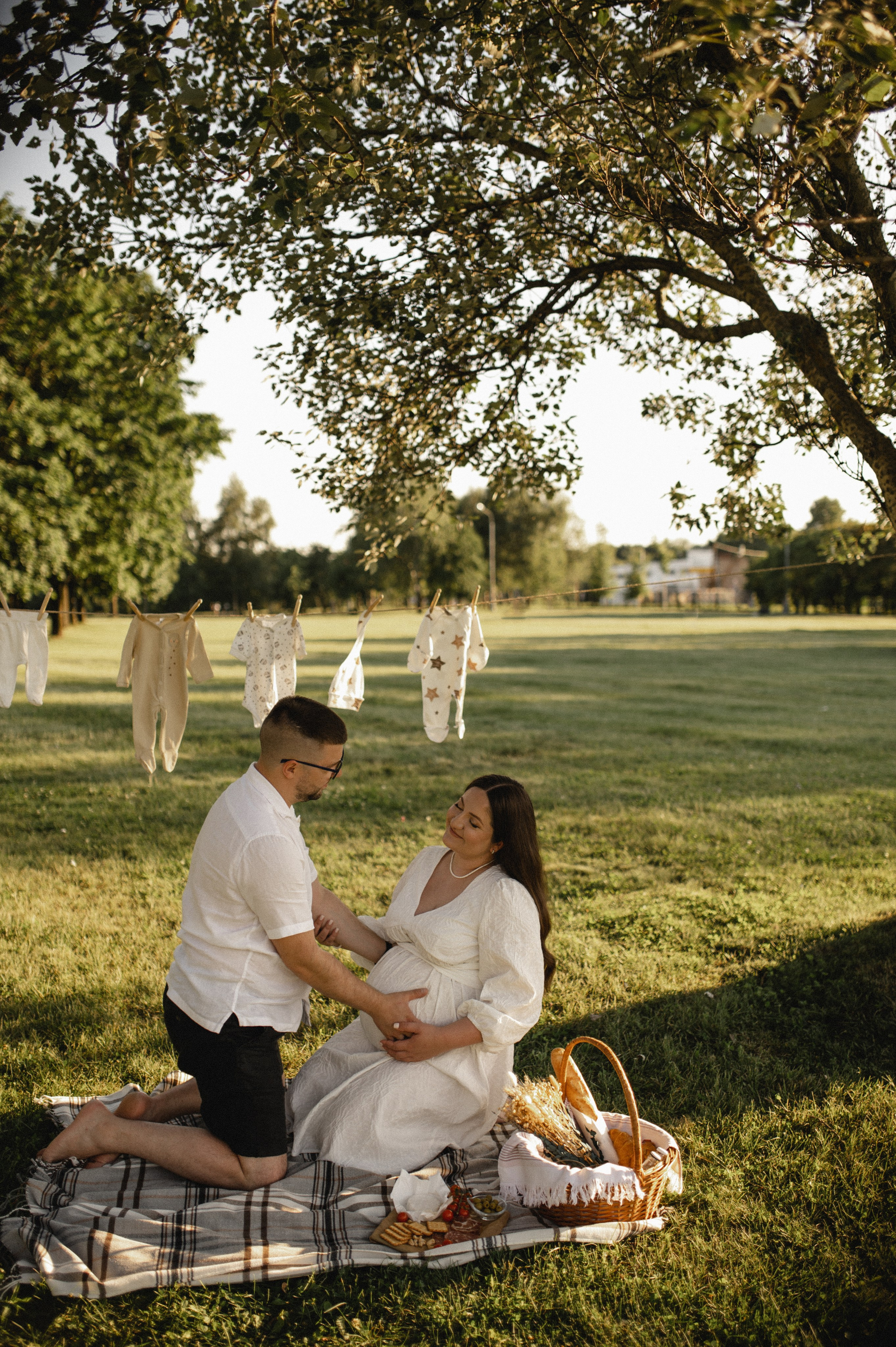 Фотосессия беременности на природе в парке Москвы. Семейная фотосессия Бутово Москва фотограф Алина Морщагина