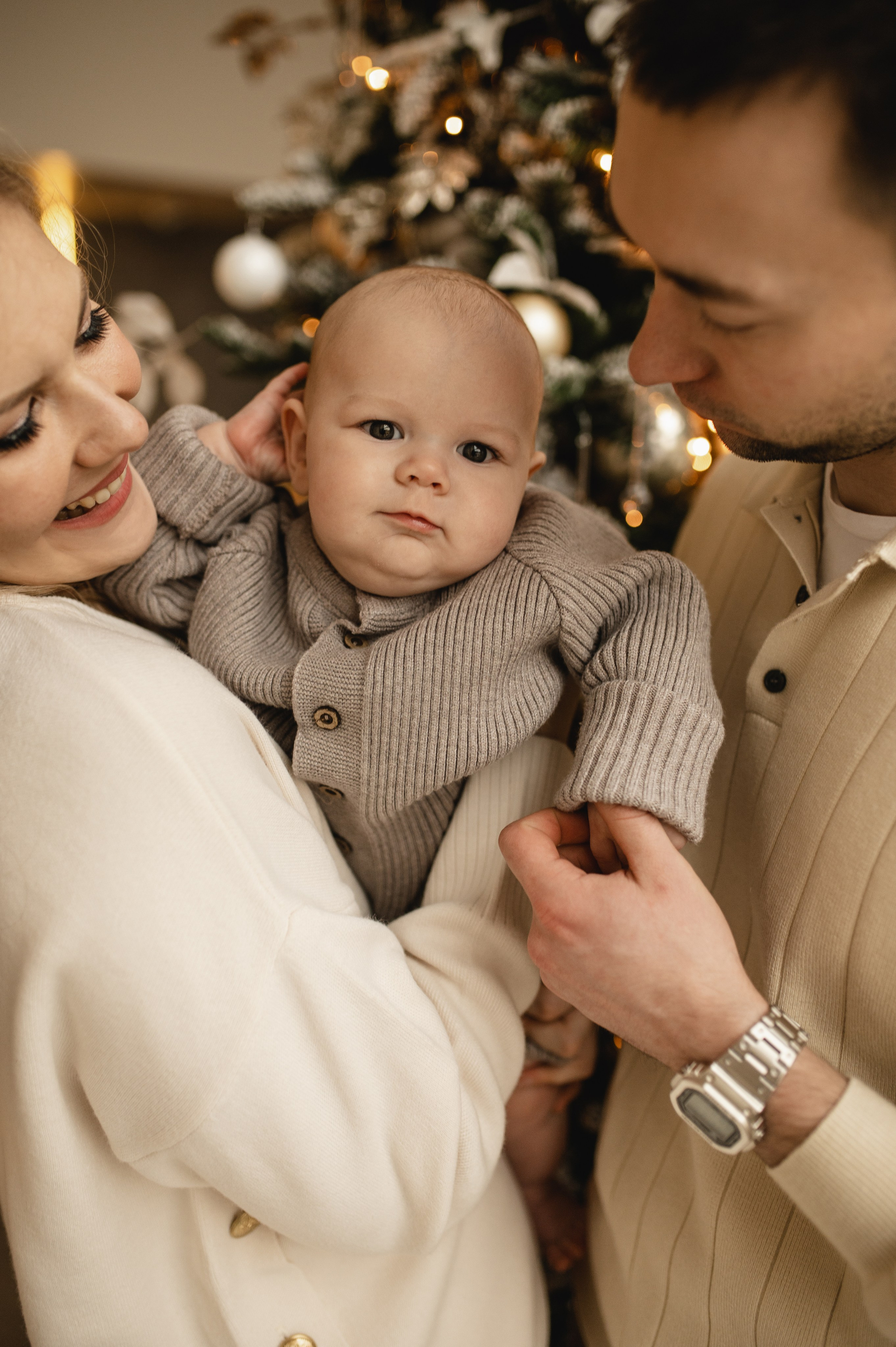 Новогодняя фотосессия в студии с малышом 6 месяцев в Бутово. Семейная фотосессия Бутово Москва фотограф Алина Морщагина