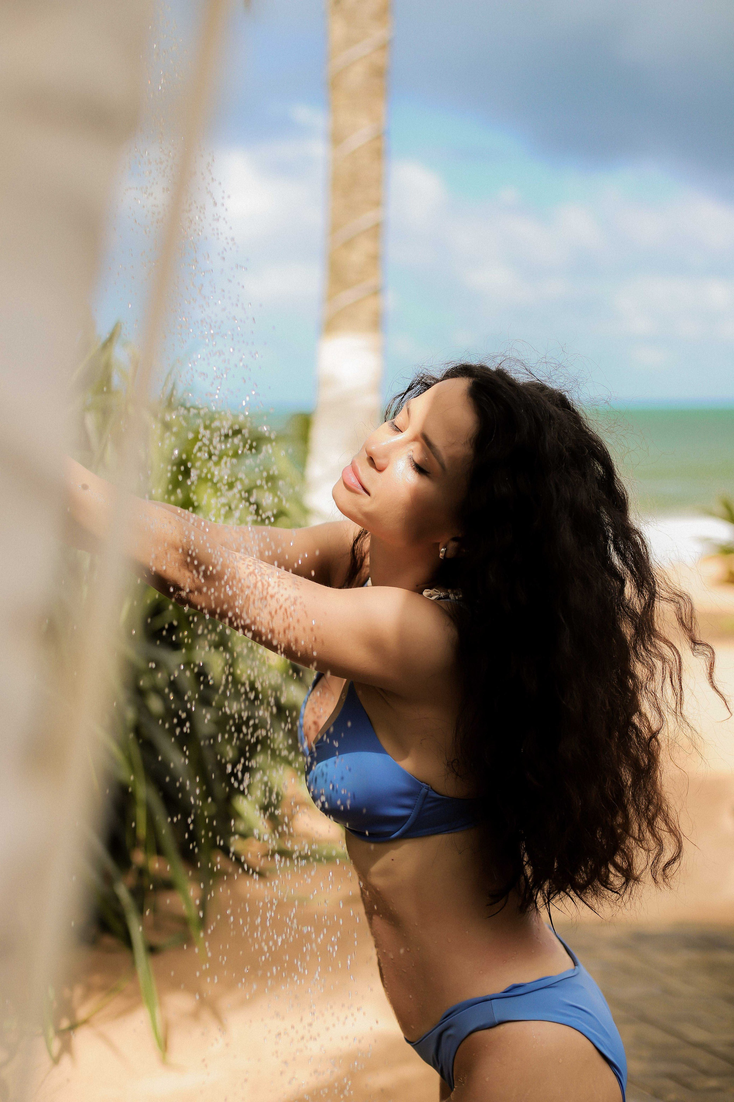 Девушка на пляже Ахунгала — Фотосессия с банановым листом и в натуральном бассейне | Шри-Ланка. Фотограф на Шри-Ланке