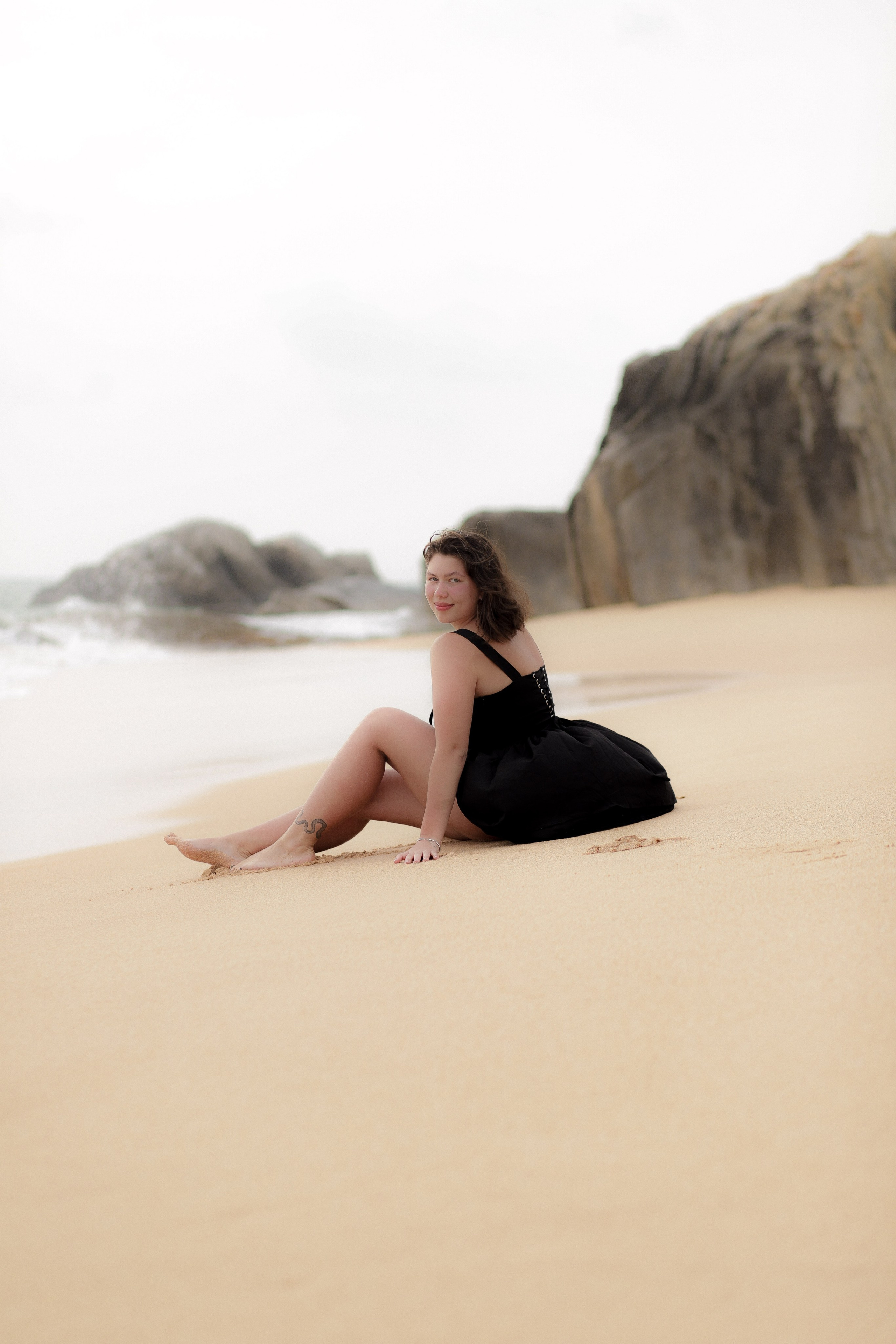 Фотосессия в Хиккадуве: романтичные кадры среди камней и волн. Фотограф на Шри-Ланке