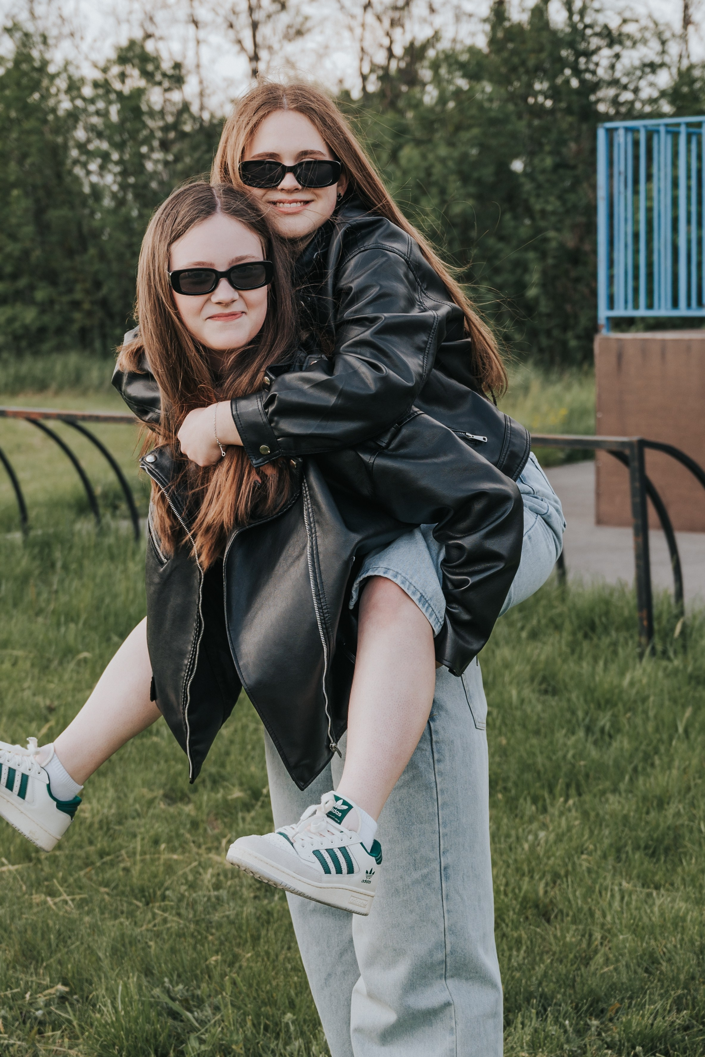 Спортплощадка. Выпускные альбомы и Школьный фотограф в Алексеевке, Бирюче, Красном