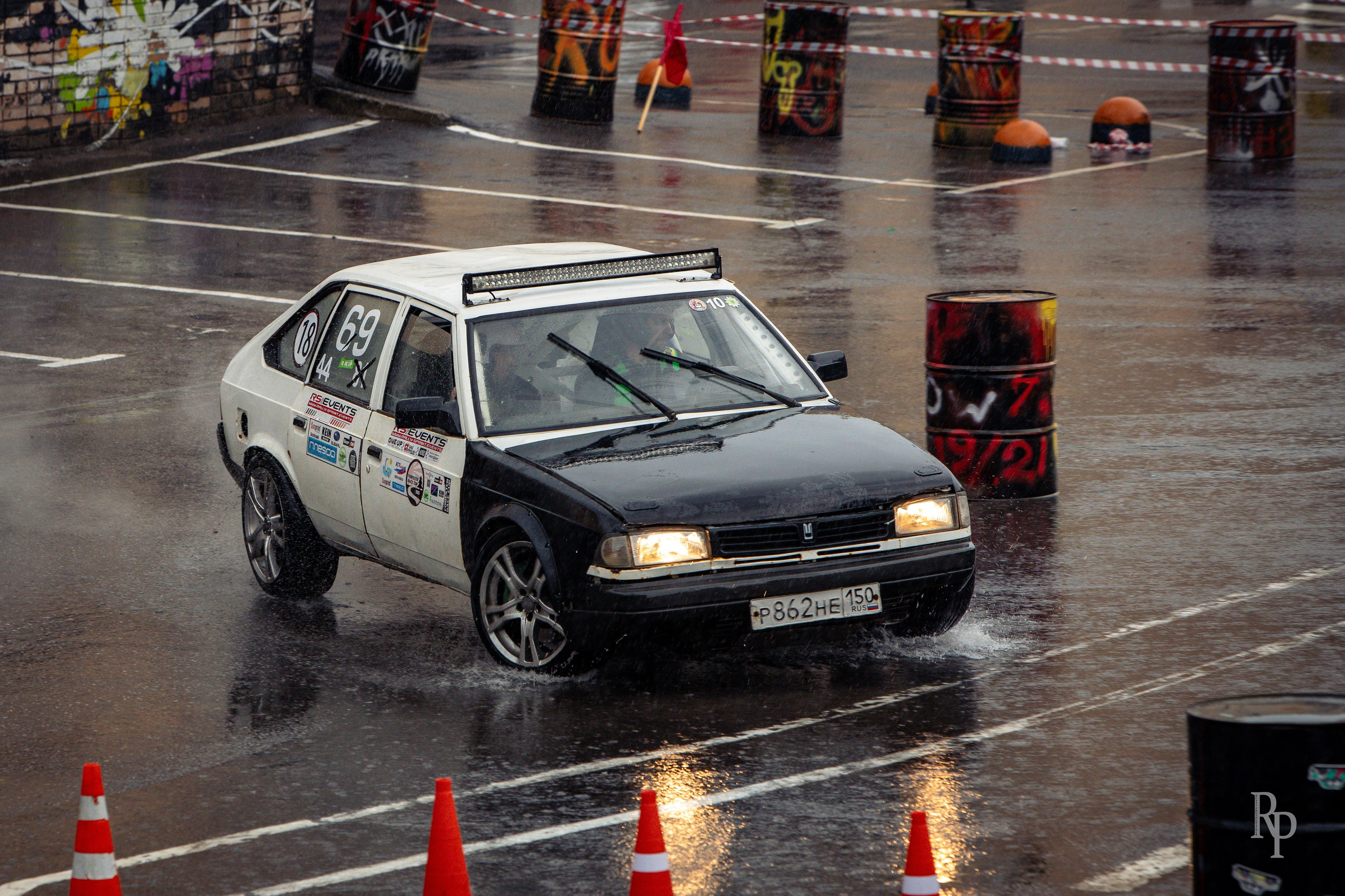 SHOWDOWN. Rusty Photographer