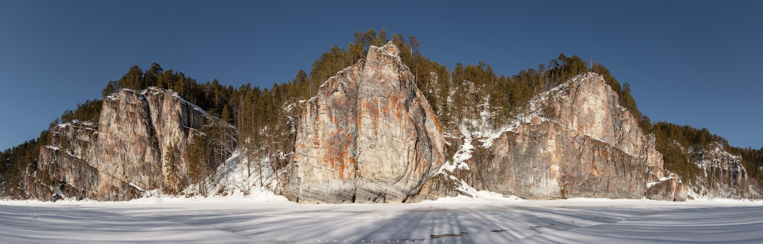 Зимняя панорама скалы Камень Омутной на реке Чусовой