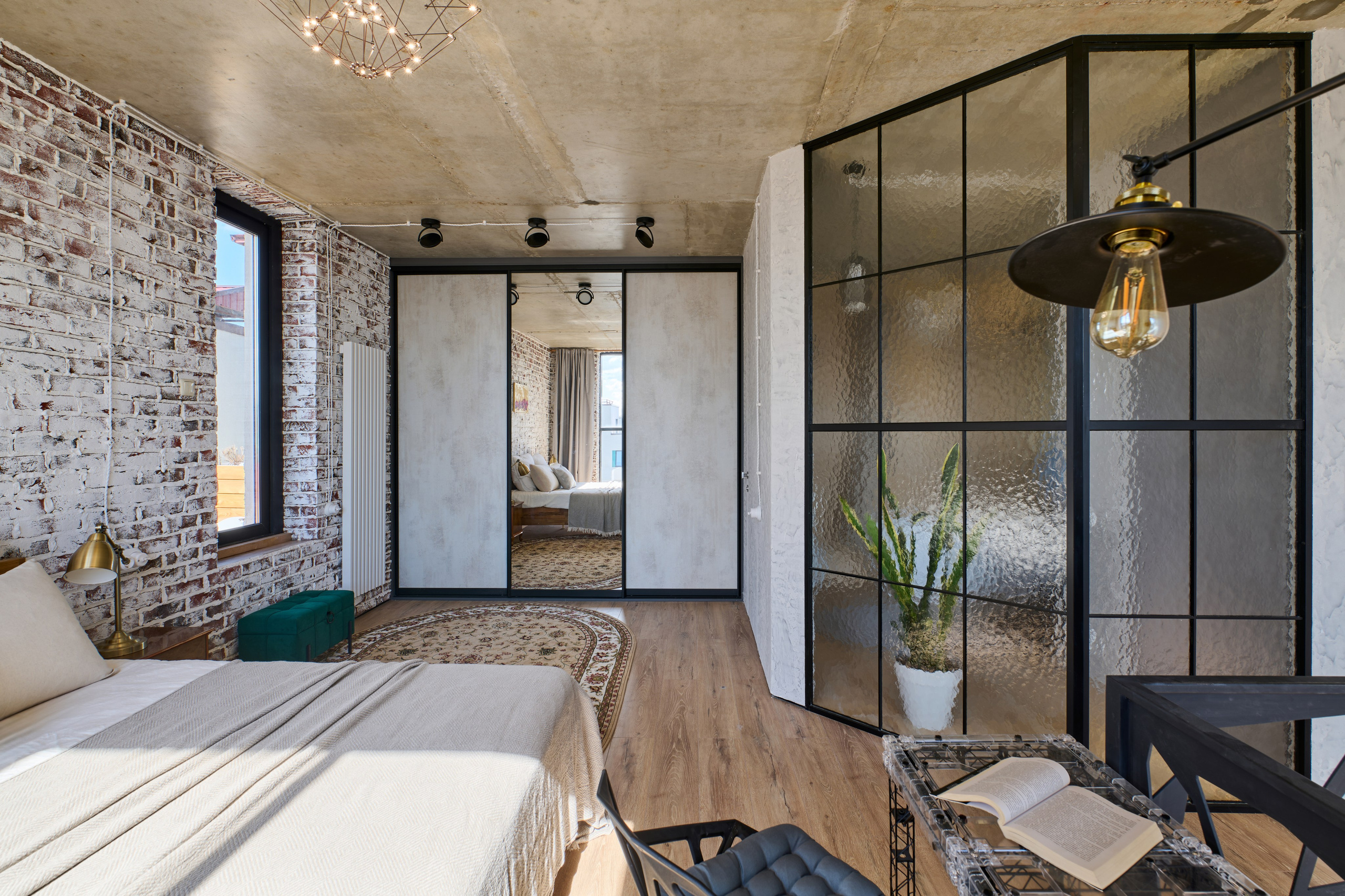 Двухуровневая квартира: гостиная, стеклянная перегородка, кирпичная стена