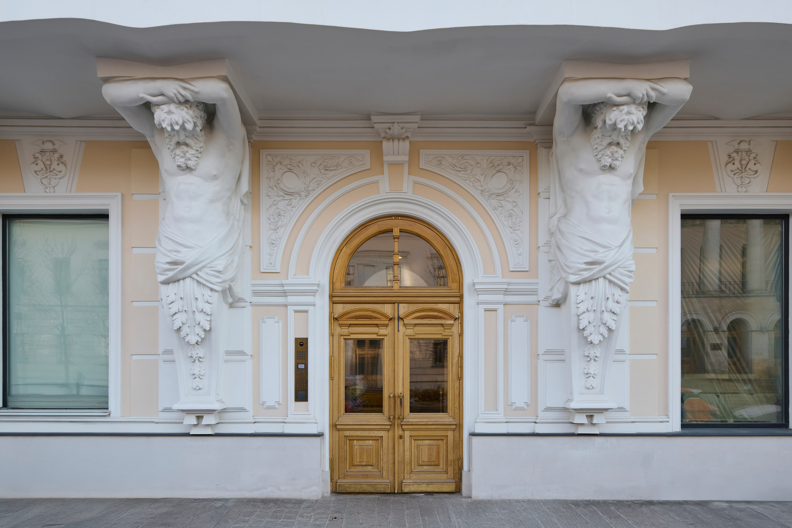 Дом с Атлантами. Фотограф для дизайнеров, застройщиков и бизнеса — интерьеры и архитектура — Свободный Роман в Москве и по России