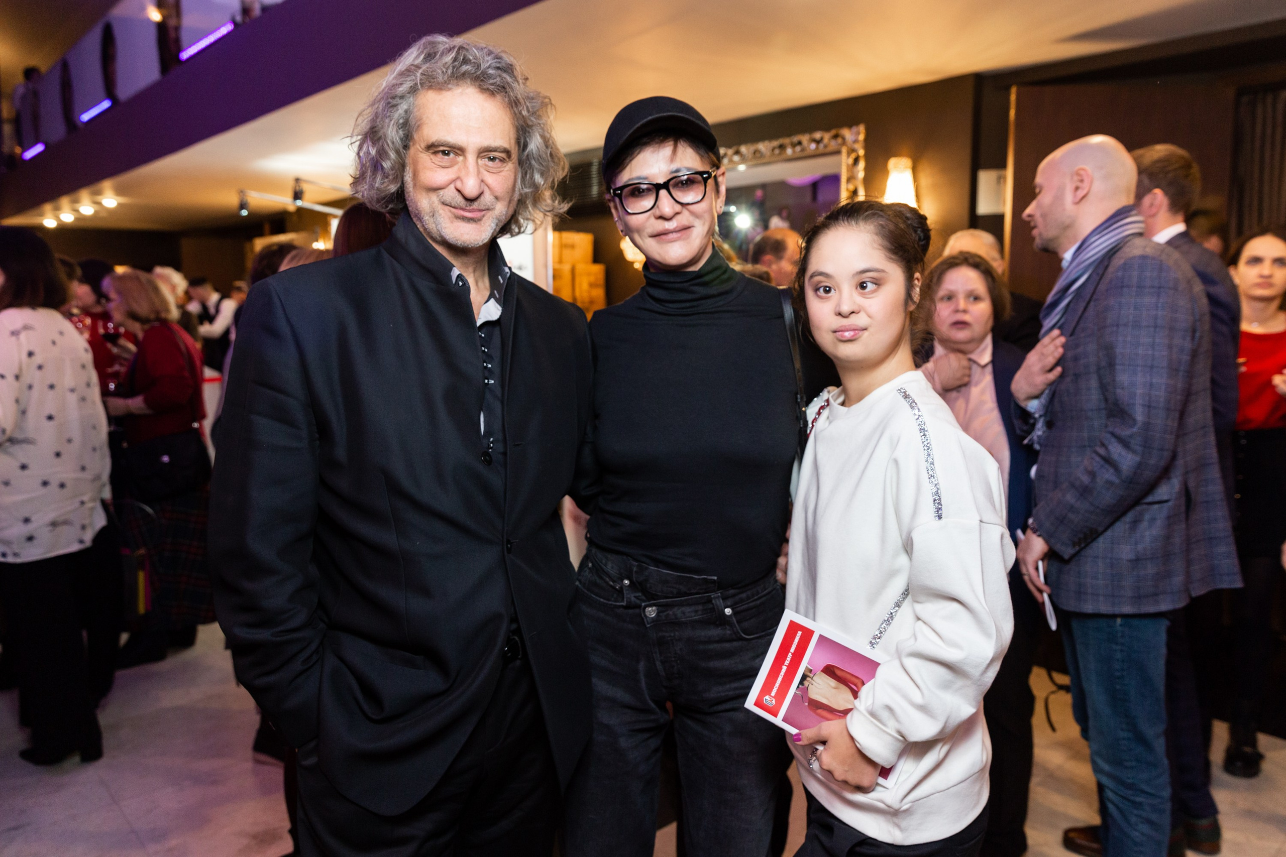 Ирина Хакамада с семьей в театре мюзикла