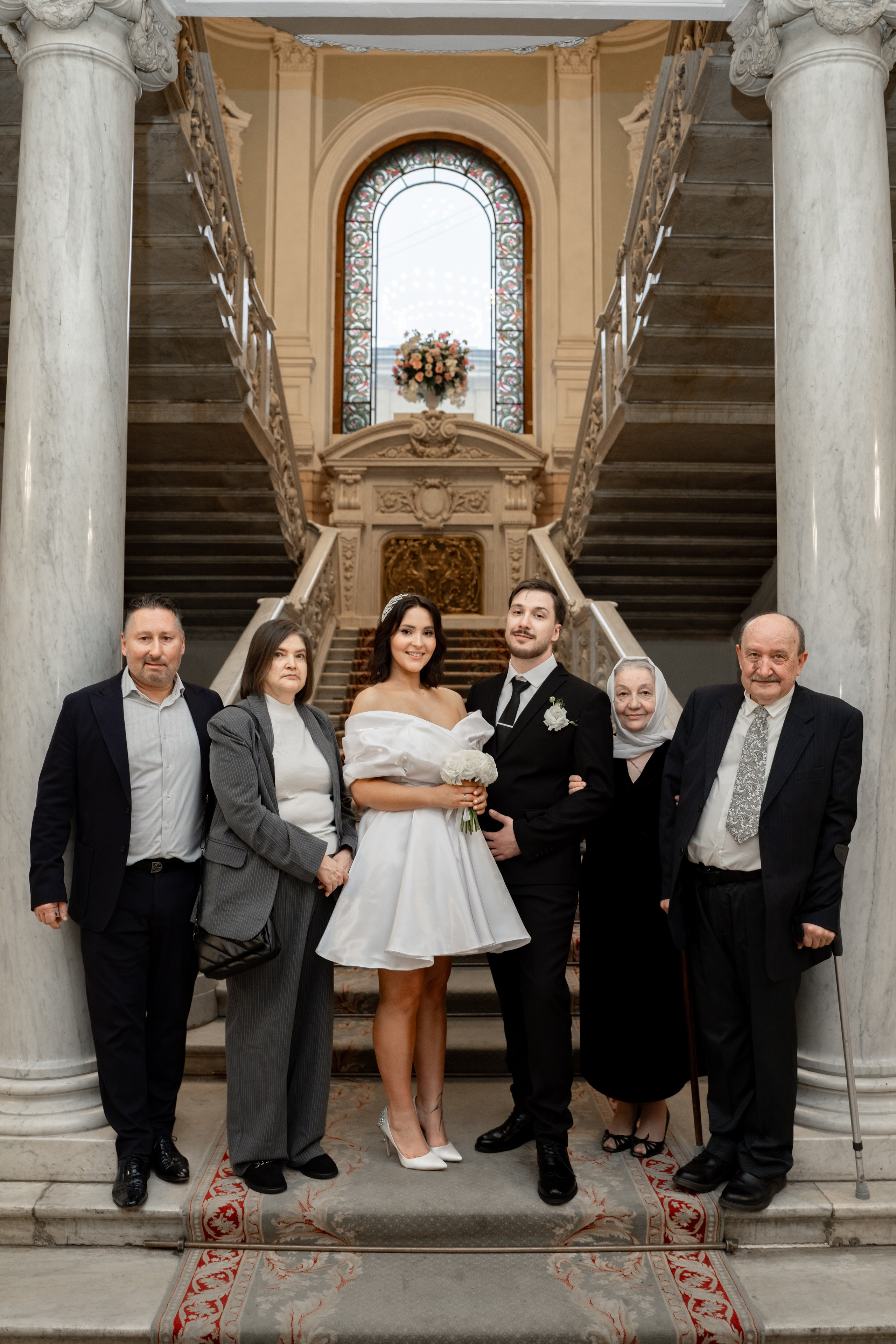 Фото гостей и родителей во  дворце бракосочетания №1 в Санкт-Петербурге