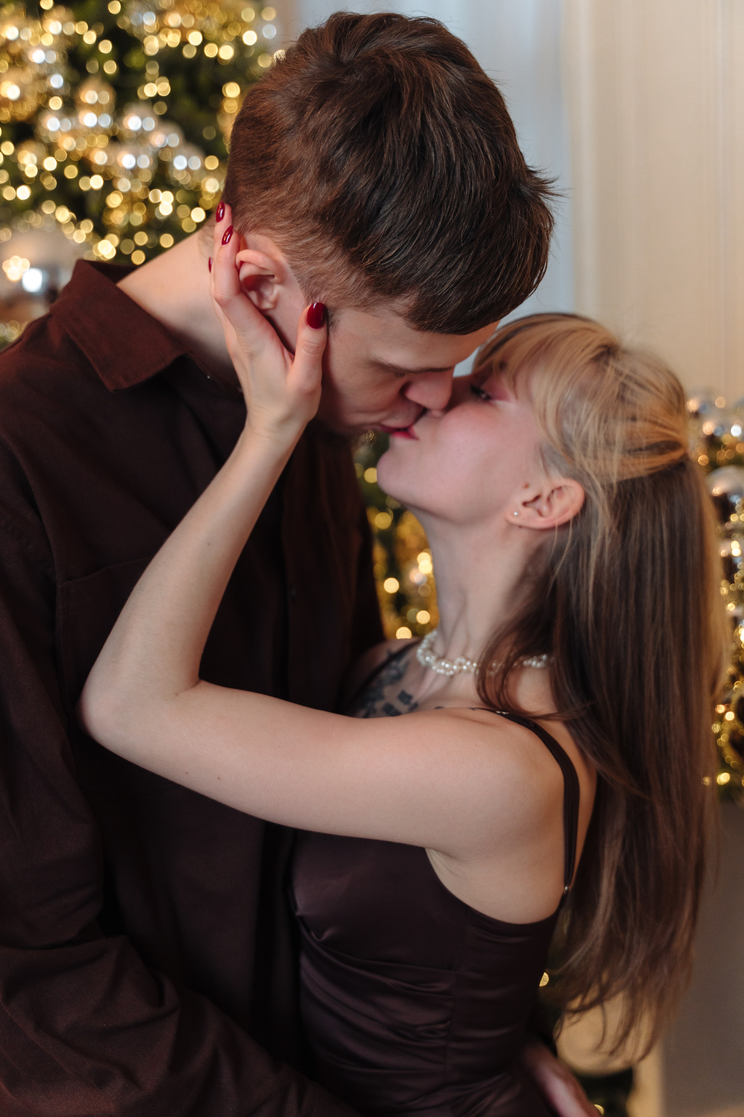 Зимняя фотосессия лавстори с предложением руки и сердца в фотостудии