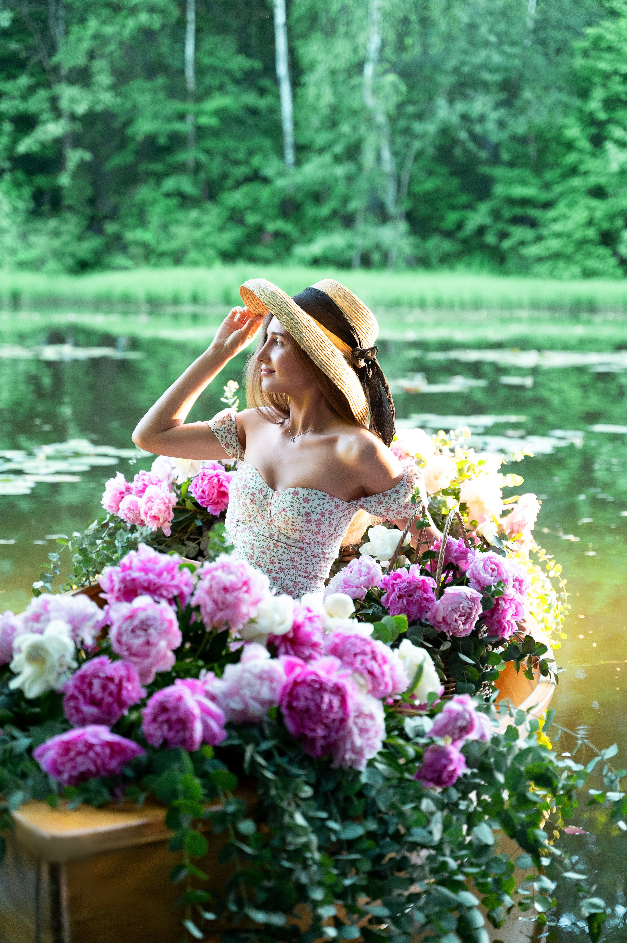 Оксана и лодка с пионами. Фотограф Москва и Московская область Мария Кузьмина