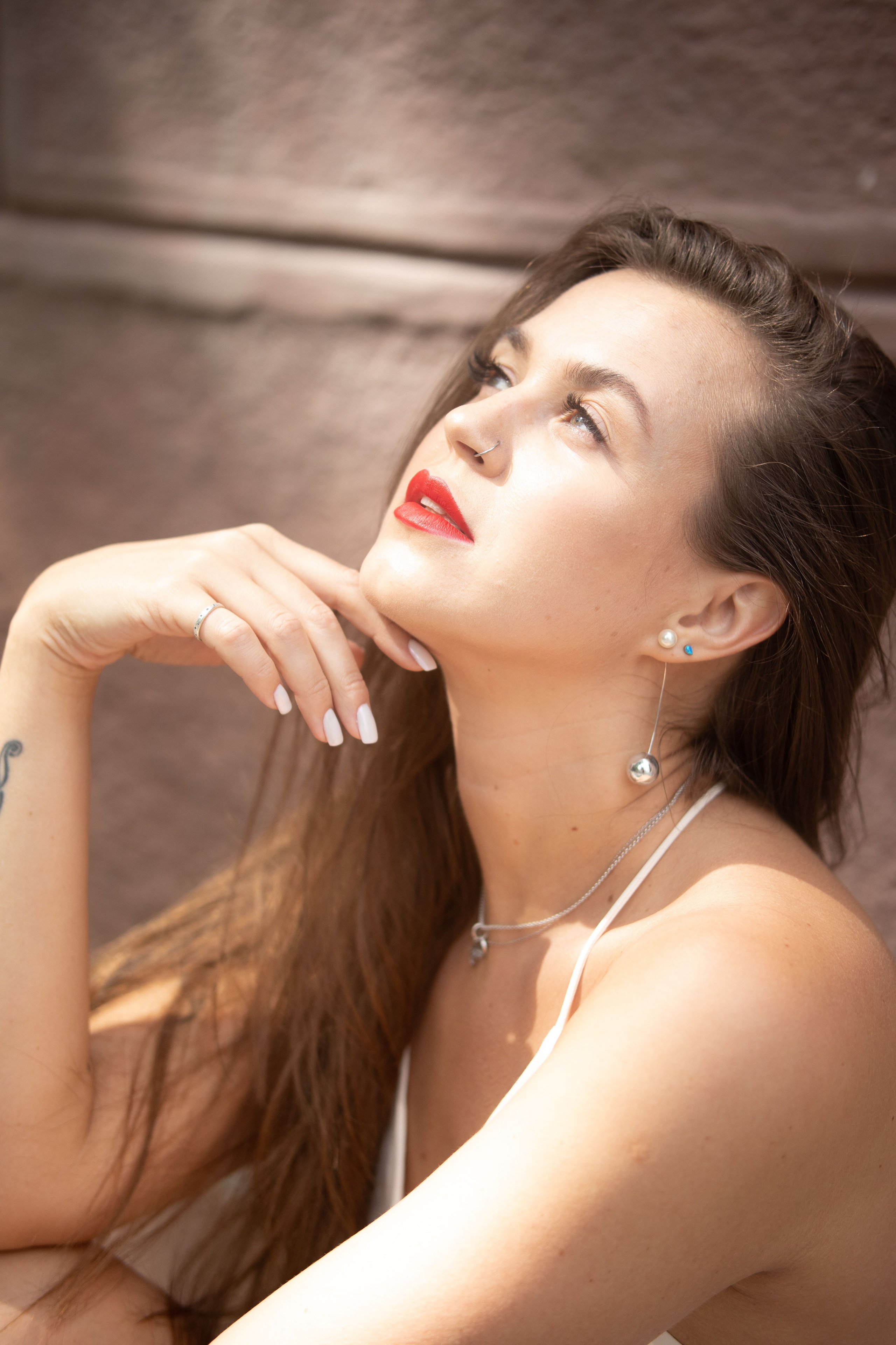 портрет женщины с красной помадой