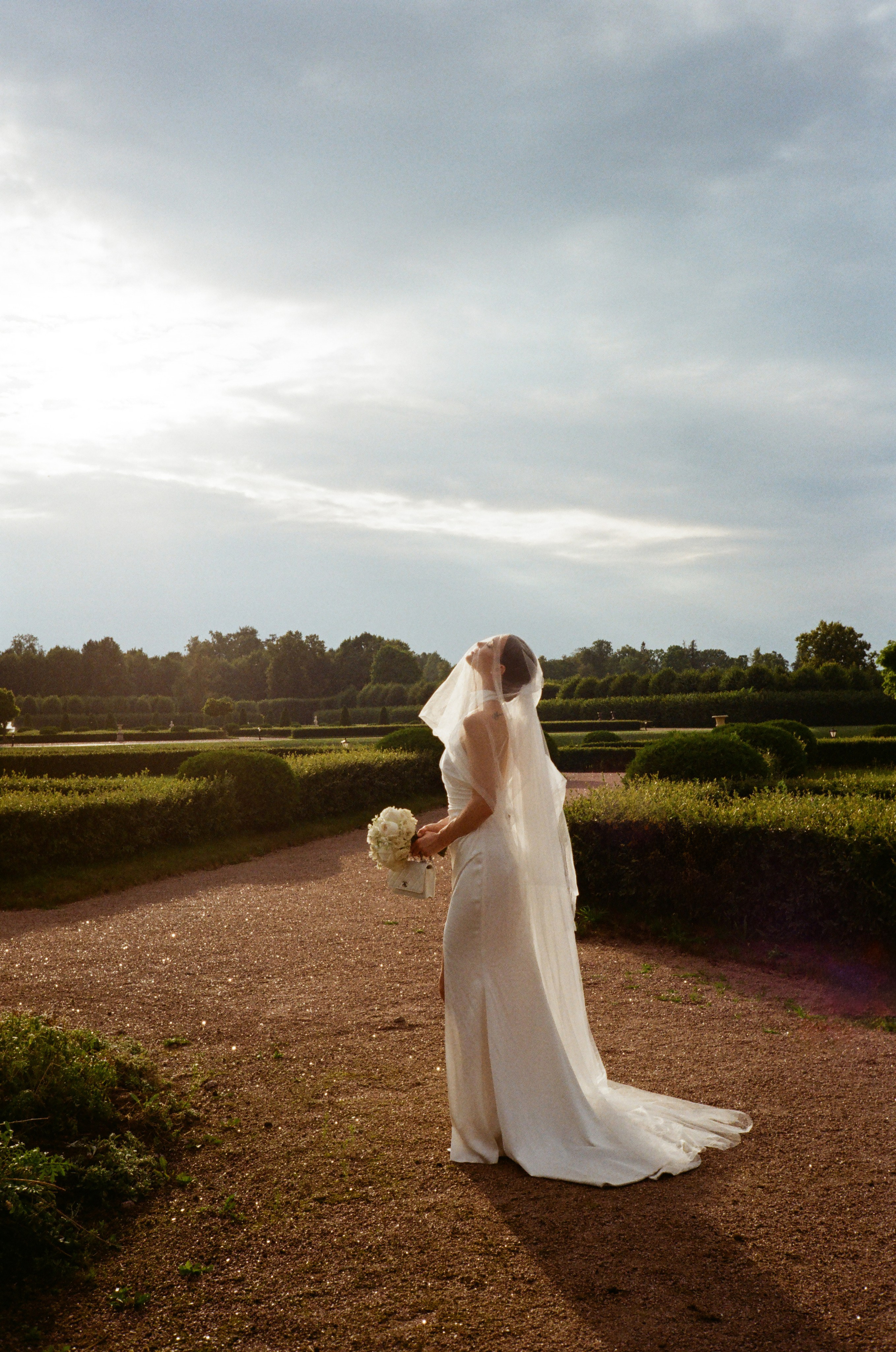 Свадебная фотосессия на пленку. Сестры Карабаза. Фотографы и ретушеры в Москве и Санкт-Петербурге