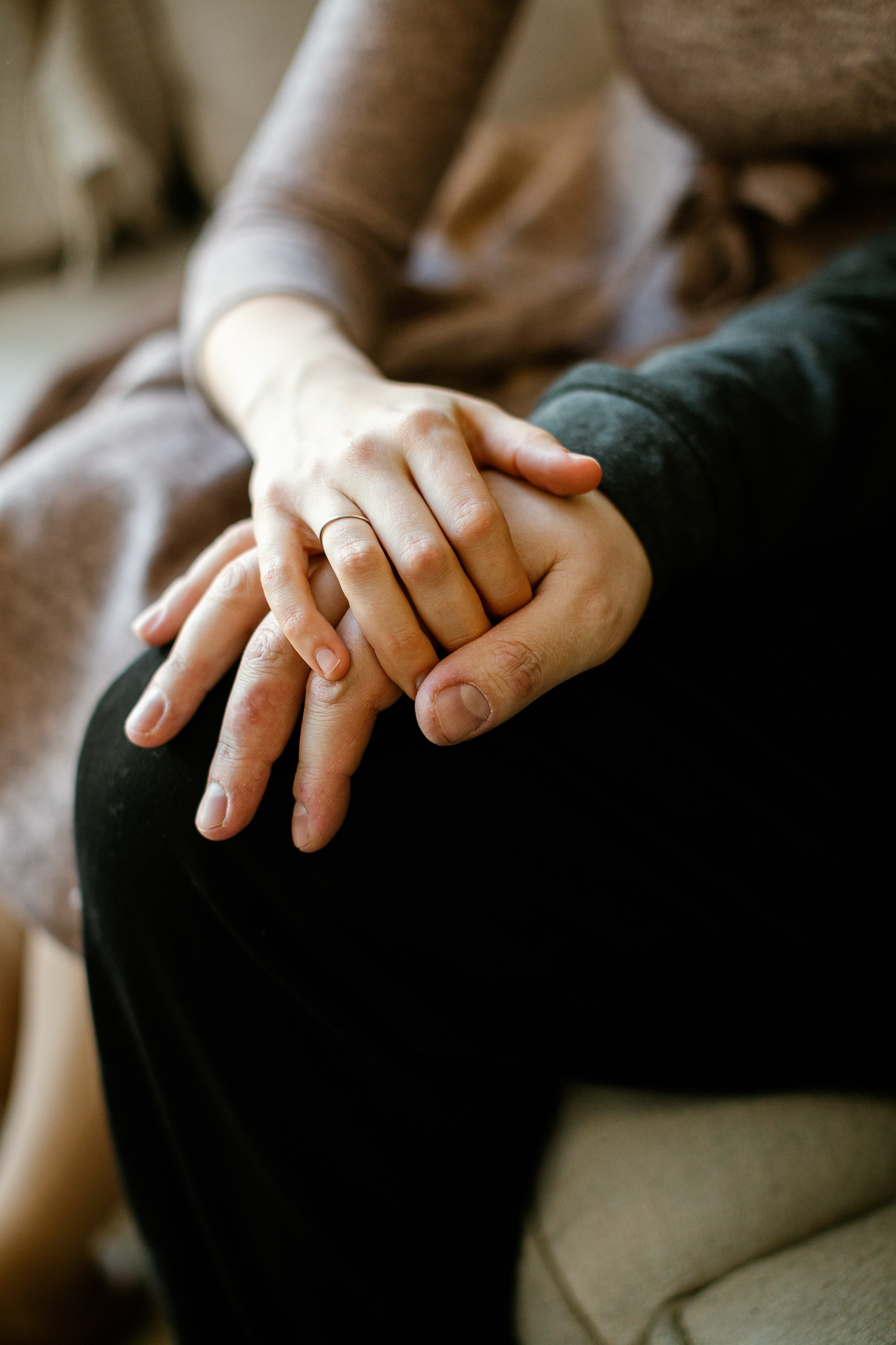 Семейная пара, держат руки друг друга. Крупный план.