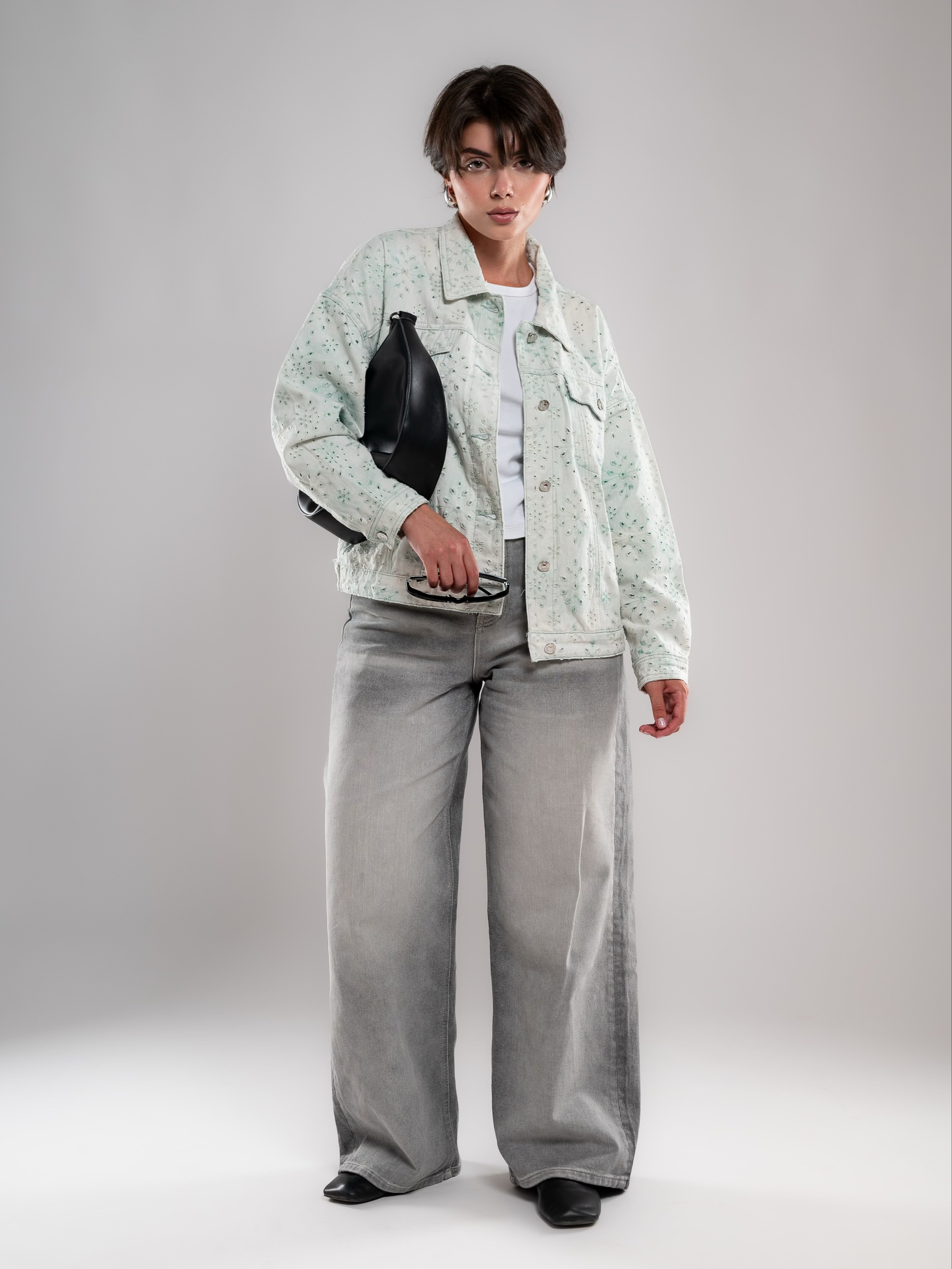 Джинсовые куртки на 2х моделях. Предметный фотограф, фото для маркетплейсов Пятигорск, КМВ