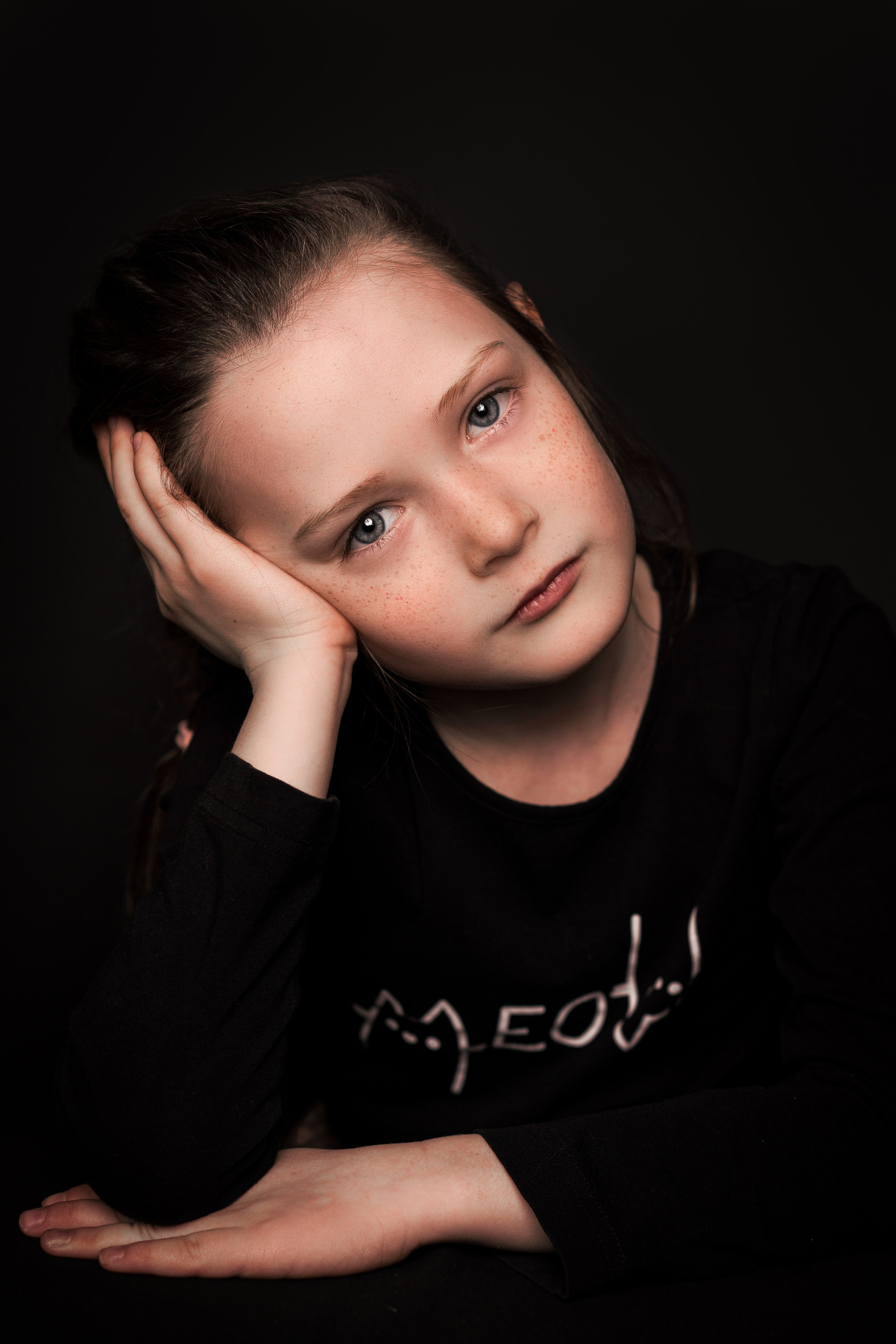 Детский сад, портреты на чёрном фоне. Фотограф Шунова Саша