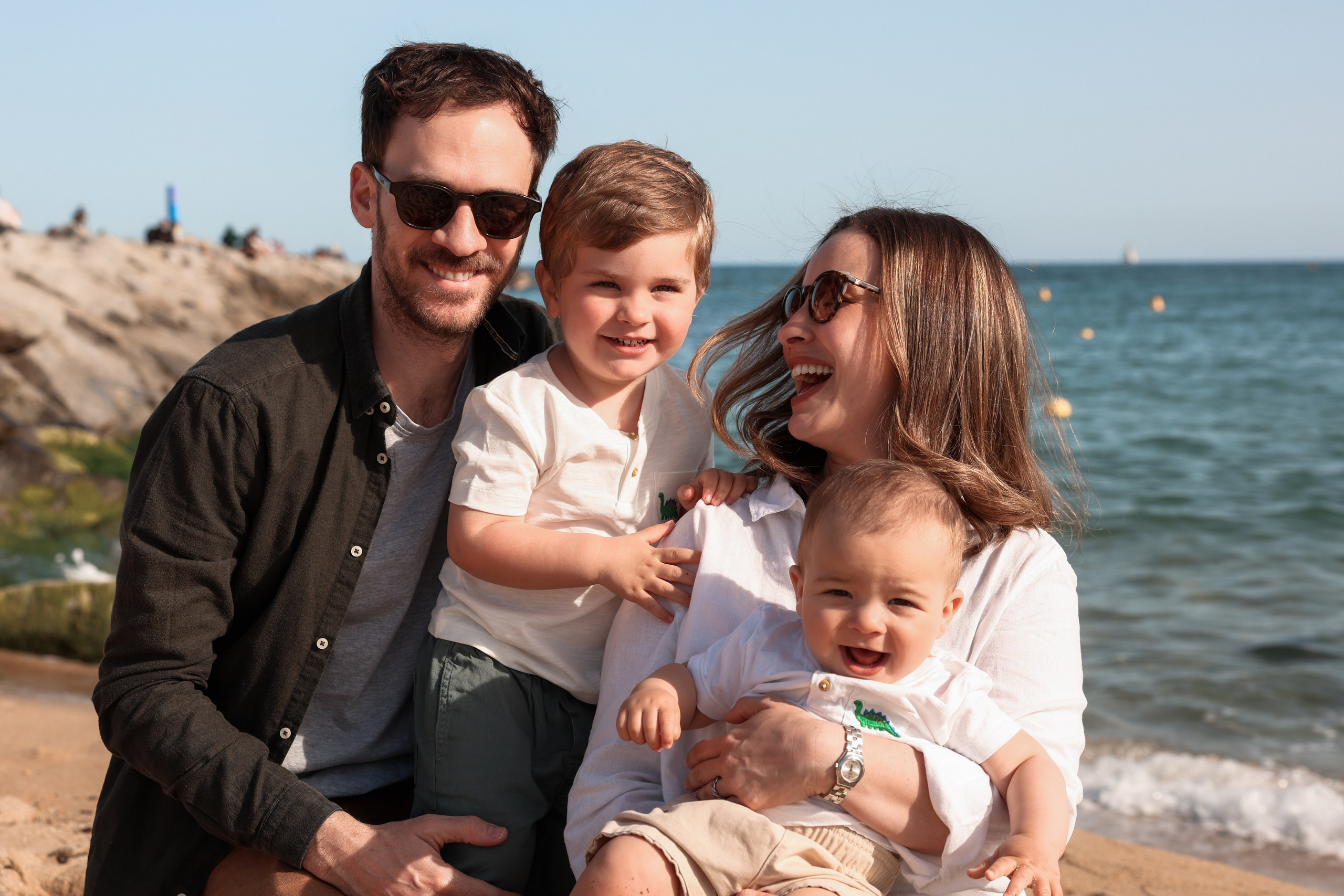 Family pizza at the sea. Natalia Zhuravleva|family, newborn, maternity photographer in Barcelona