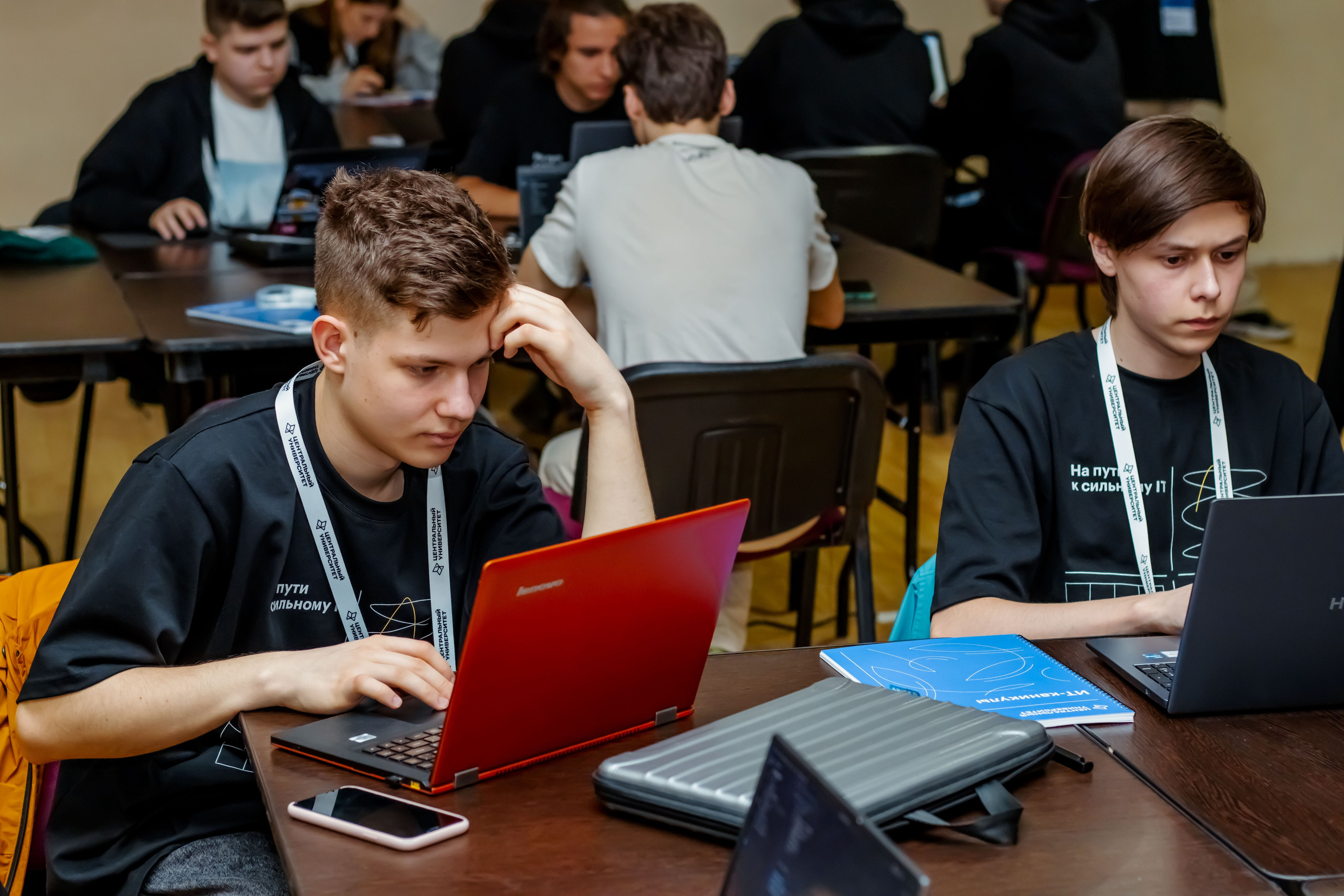 Центральный университет Т-Банка. Репортажный фотограф в Москве Катя Луговая, портретный фотограф и «street» фотограф, фотосессии «под ключ»