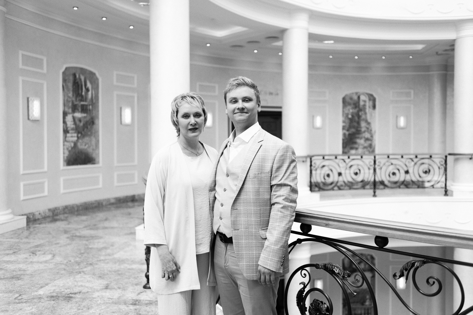 Свадебный фотограф Тюмень — Роман и Ксения: фотосессия с гостями и прогулка в парке. Портретный фотограф Тюмень Дарья Мустафина