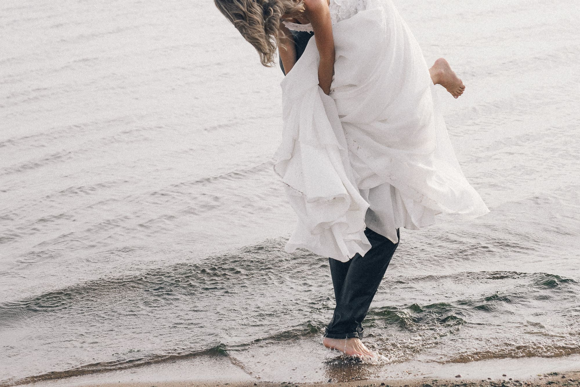 Свадебная фотосессия в Санкт-Петербурге у Финского залива