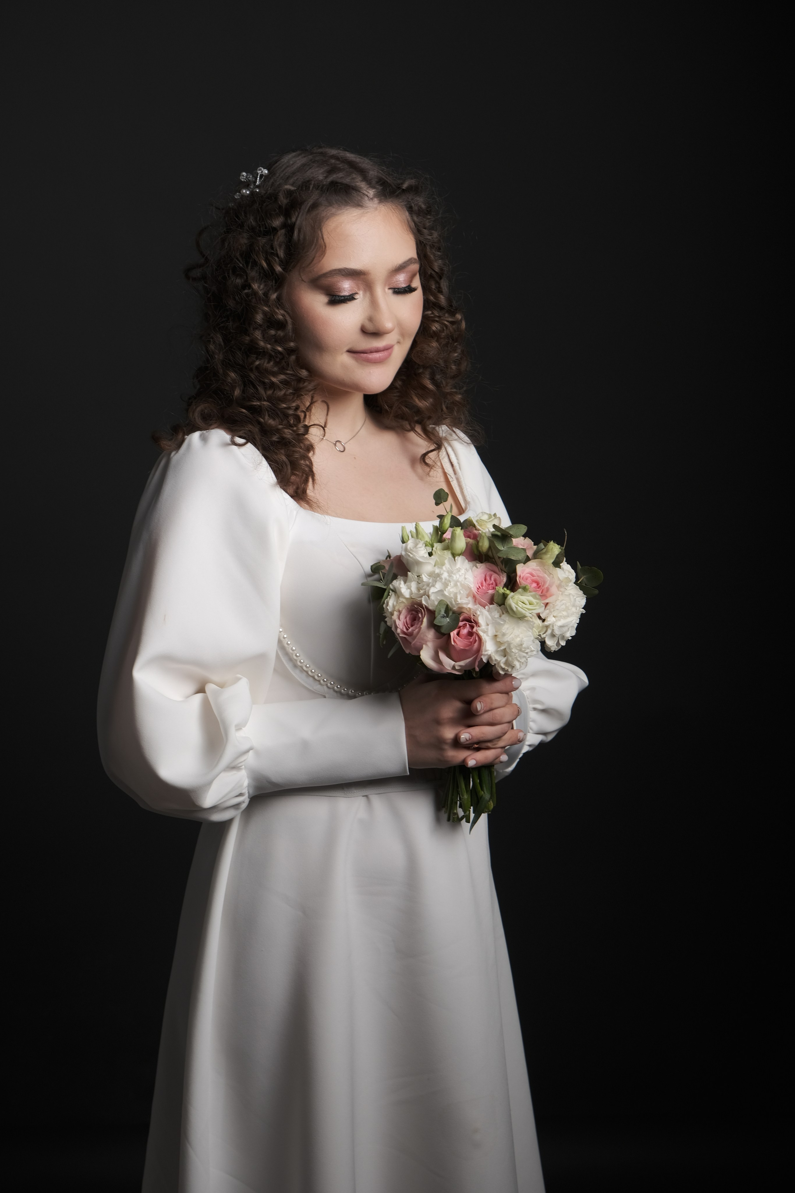 фотосессия в студии для невесты с букетом цветов