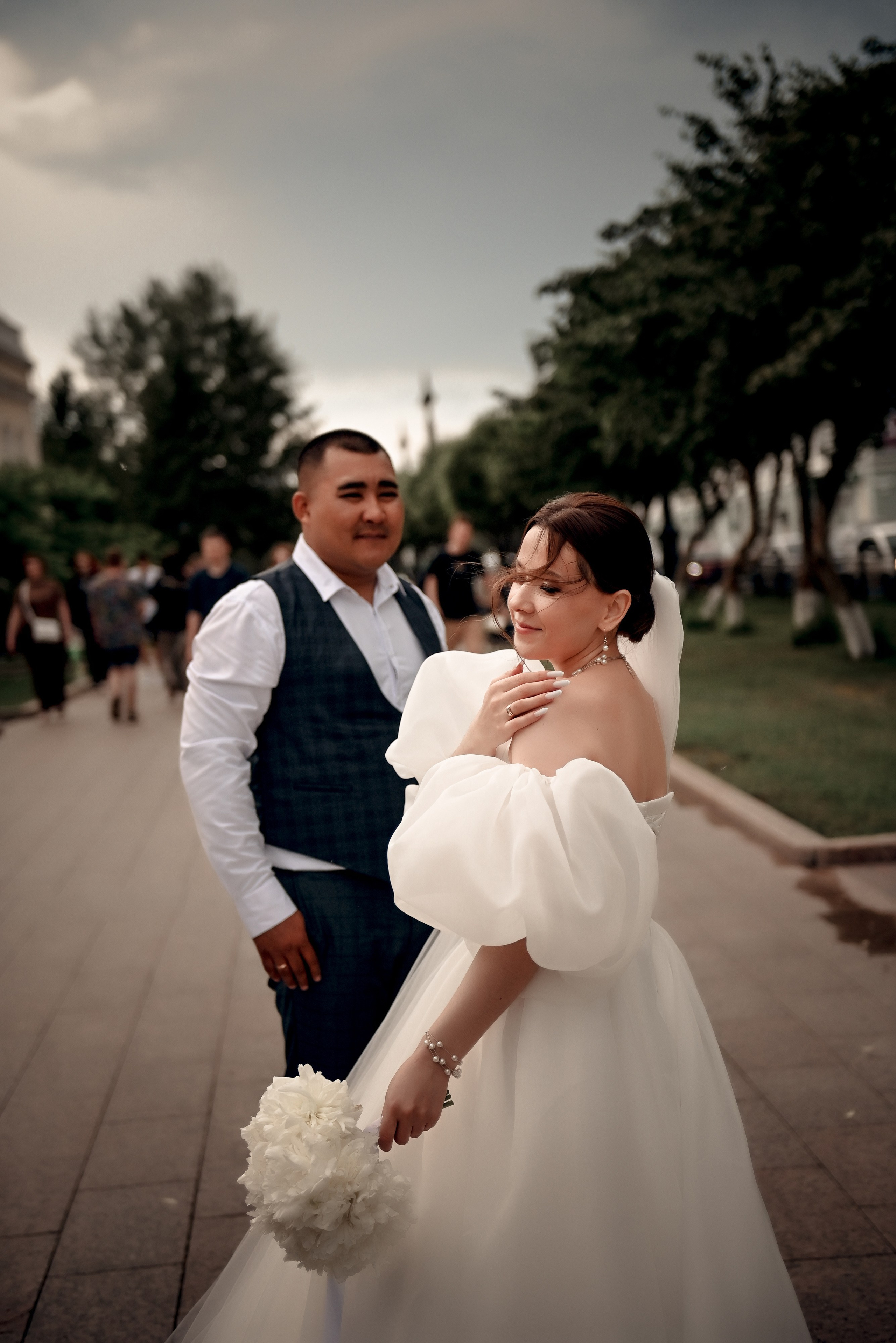 Небольшая свадебная серия в музее и прогулкой под дождем Эльмиры и Ризата. Свадебный, семейный, детский, контент фотограф в Омске Максим Ильин