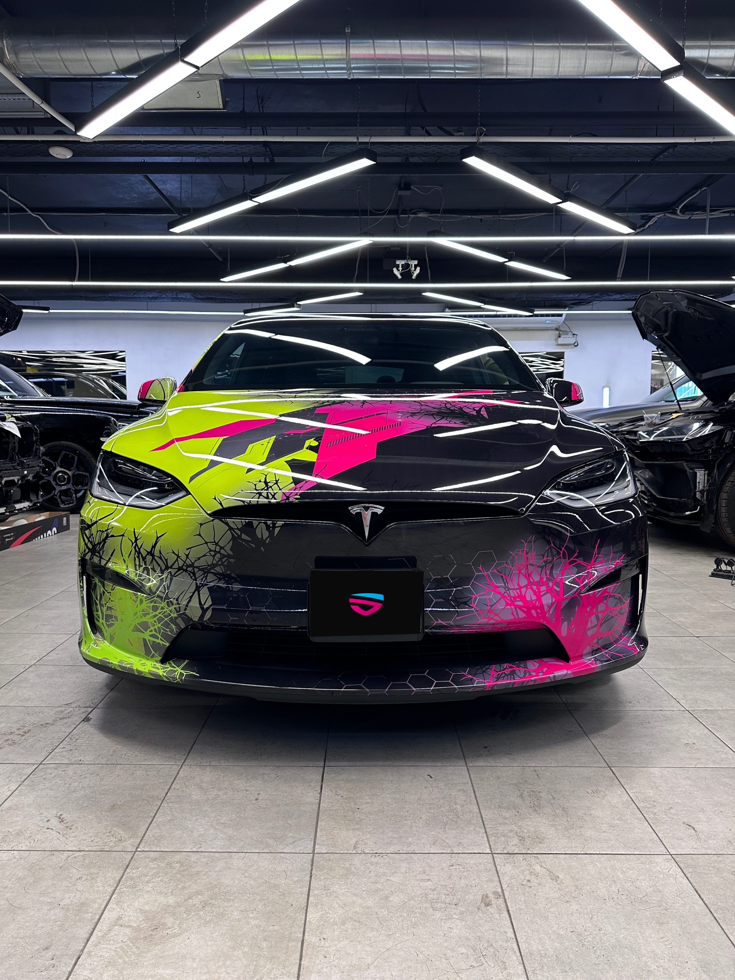 Винилография на Tesla Model S Plaid. Студия дизайна и оклейки авто Barmaley Design