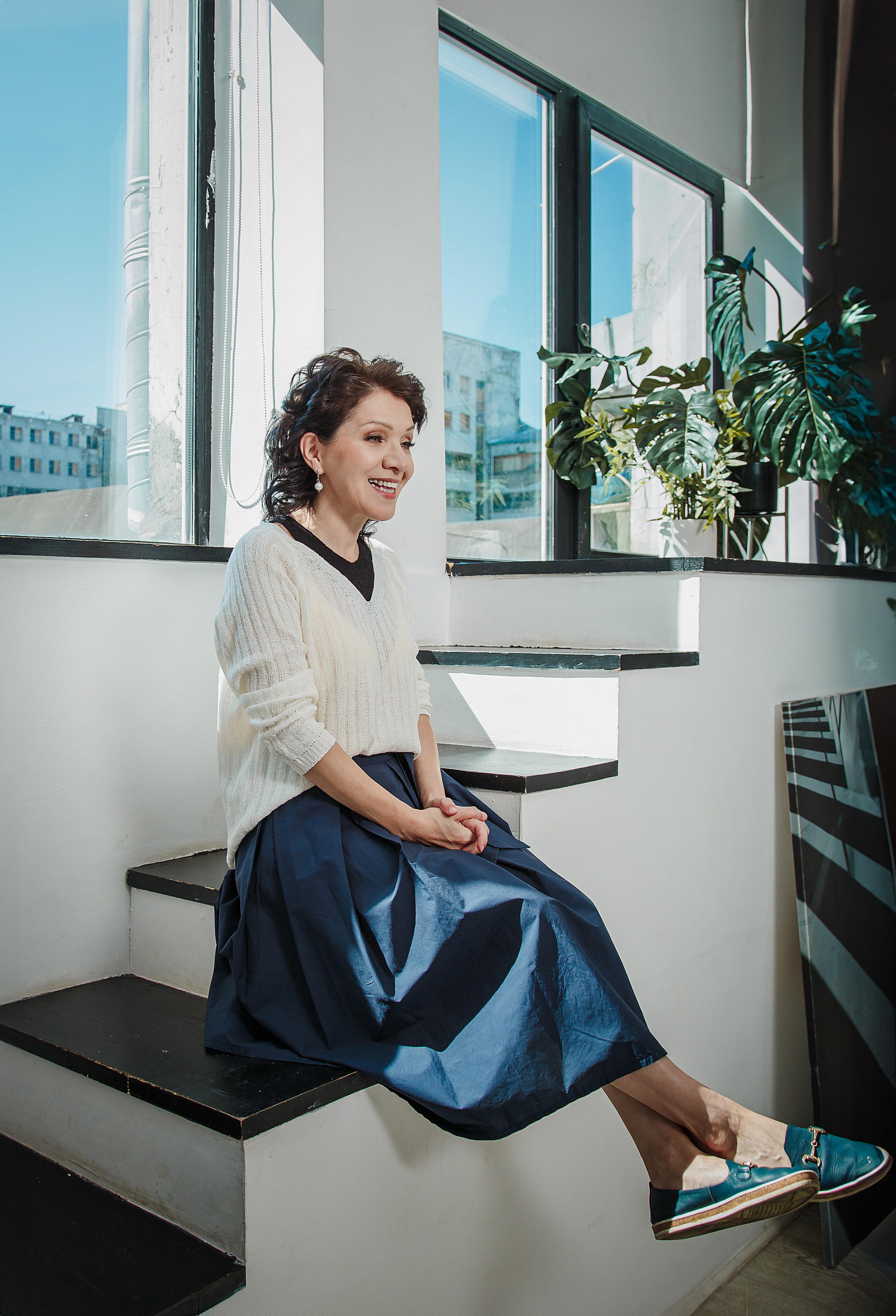 Женский коуч в светлой студии — брендовая фотосессия в Москве, Портрет женского коуча в деловом образе — фотосессия для личного бренда, Фотосессия для эксперта в офисной локации студии Москва, Женский коуч в повседневном образе — контент для соцсетей, Профессиональный бренд-фотограф в Москве — женский коуч, Образ женского коуча для сайта и продвижения в соцсетях, Разнообразные образы на брендовой фотосессии для эксперта, Светлая студия с офисными локациями — фотосессия для коуча, брендовая фотосессия для эксперта, фотосессия для женского коуча, бренд-фотограф Москва, фотосессия личный бренд, фотосессия для сайта, фотосессия для соцсетей, фотосессия для продвижения, фотосессия в студии Москва, фотосессия для эксперта Москва, профессиональная фотосессия для коуча. Катерина Сысуева, Рина Сысуева, rina_sphoto