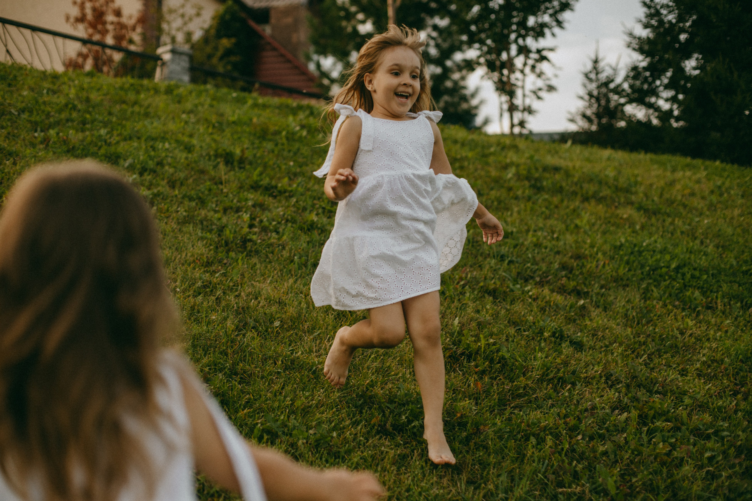 Эмма и Влада на летней прогулке с мамой. Фотограф Наталья Кургина Слюдянка Иркутск
