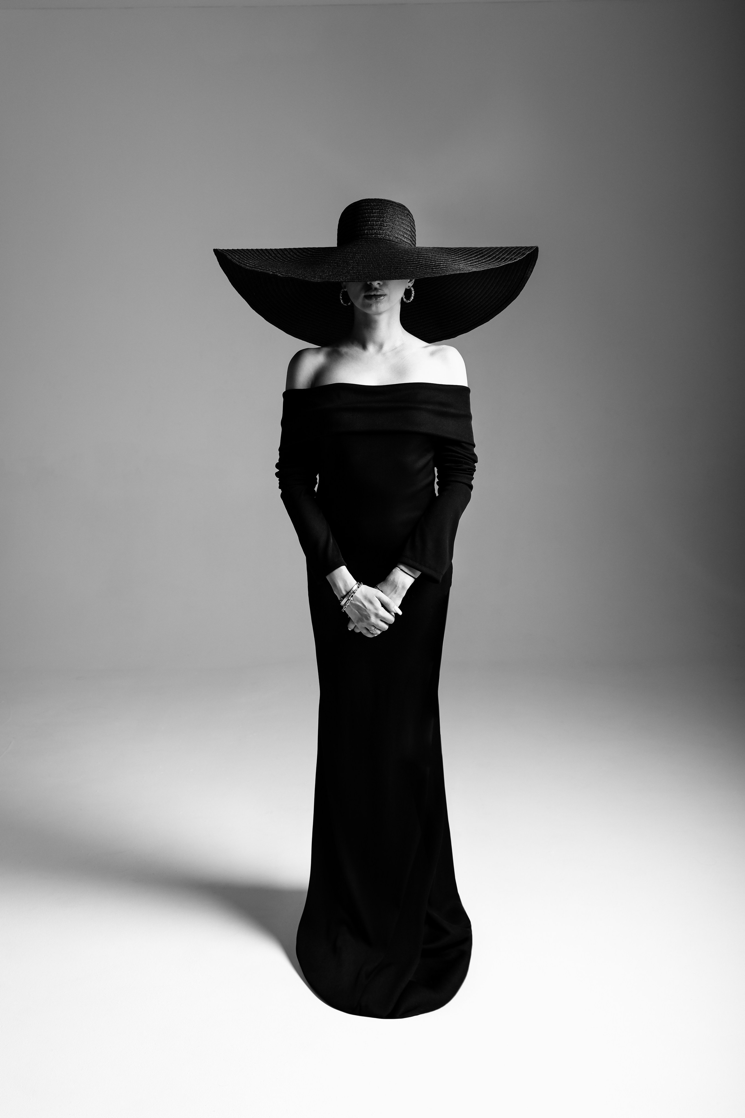 Студийная фотосессия на белой циклораме