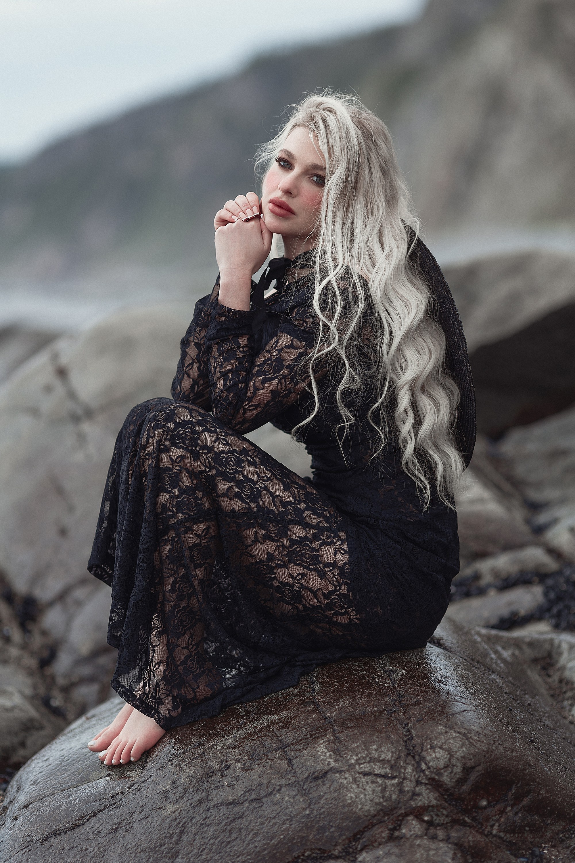 У скал. Фотограф Алёна Яковлева