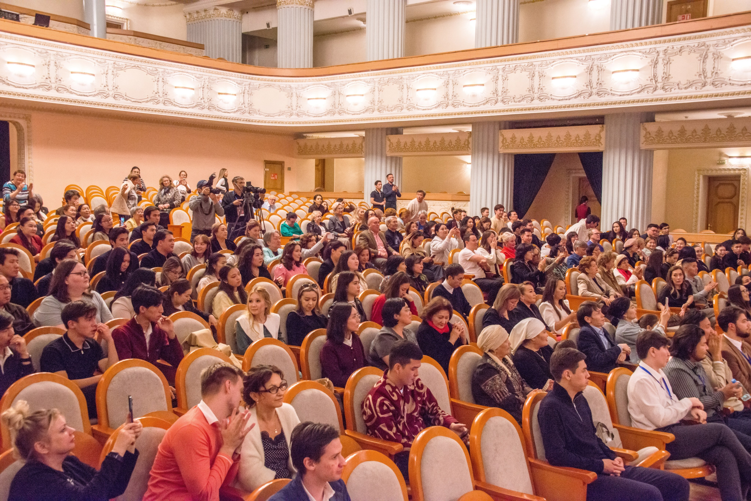 Конкурс вокалистов Бибигуль Тулегеновой (25.09.2025.). Фотосъёмка. Фотограф Сергей Авдеев-семейный и детский фотограф в Алматы