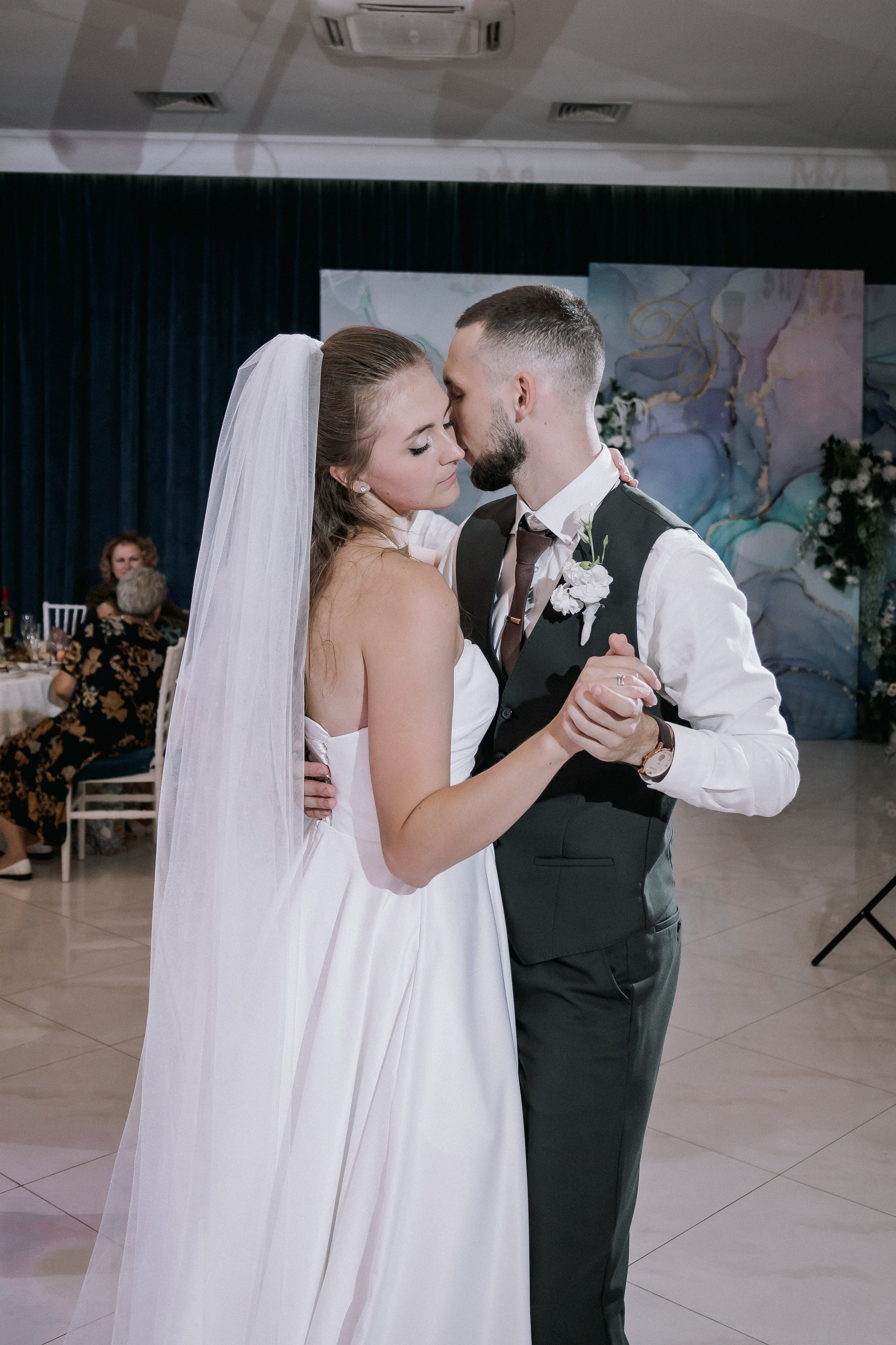 Свадебная прогулка. Эвелина и Дмитрий. Свадебная фотография. Арина Рубах