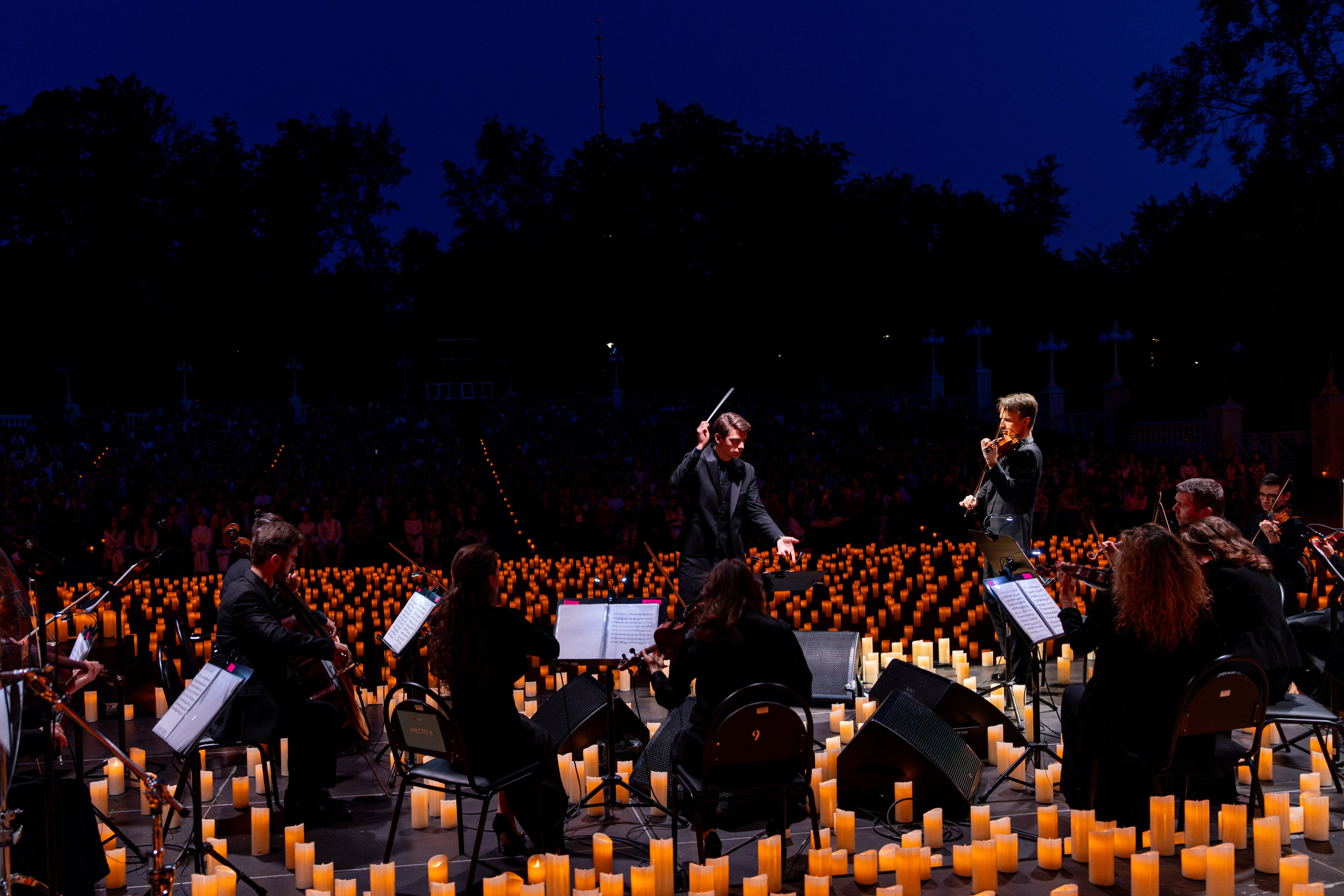 Симфонический оркестр Lumisfera при свечах. Фотограф Никита Комаров