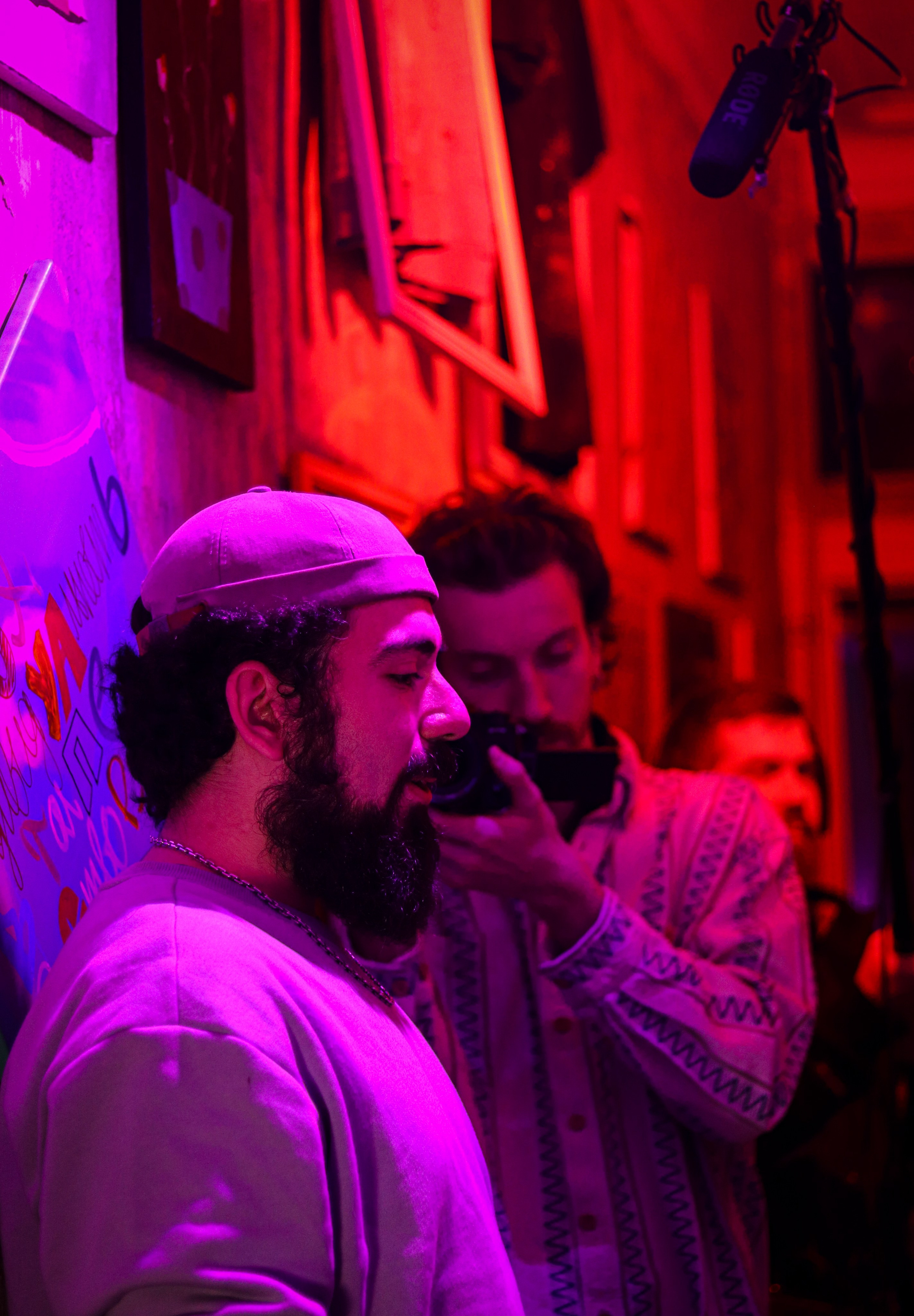 Выставка Алима Юсупова в квартире «Мира». Ивентный фотограф в Санкт-Петербурге Олег Комков