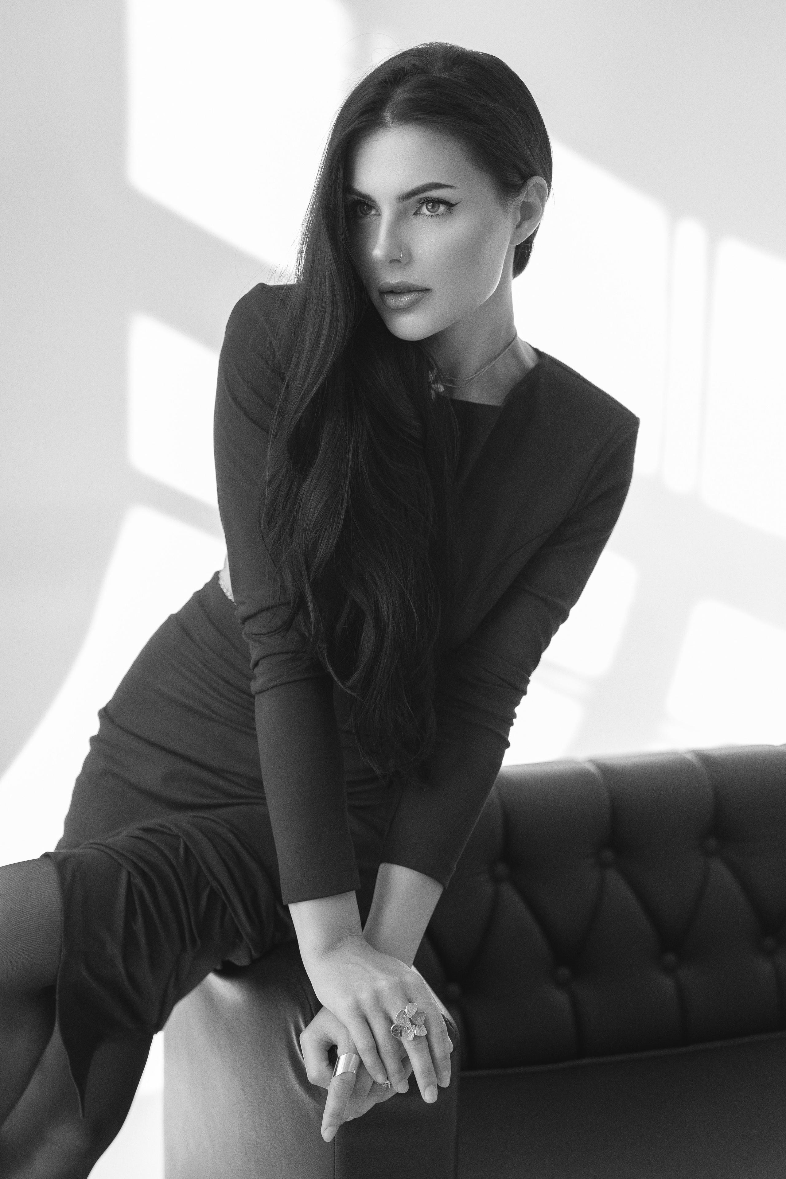 студийный портрет, съемка в студии, девушка в черном платье