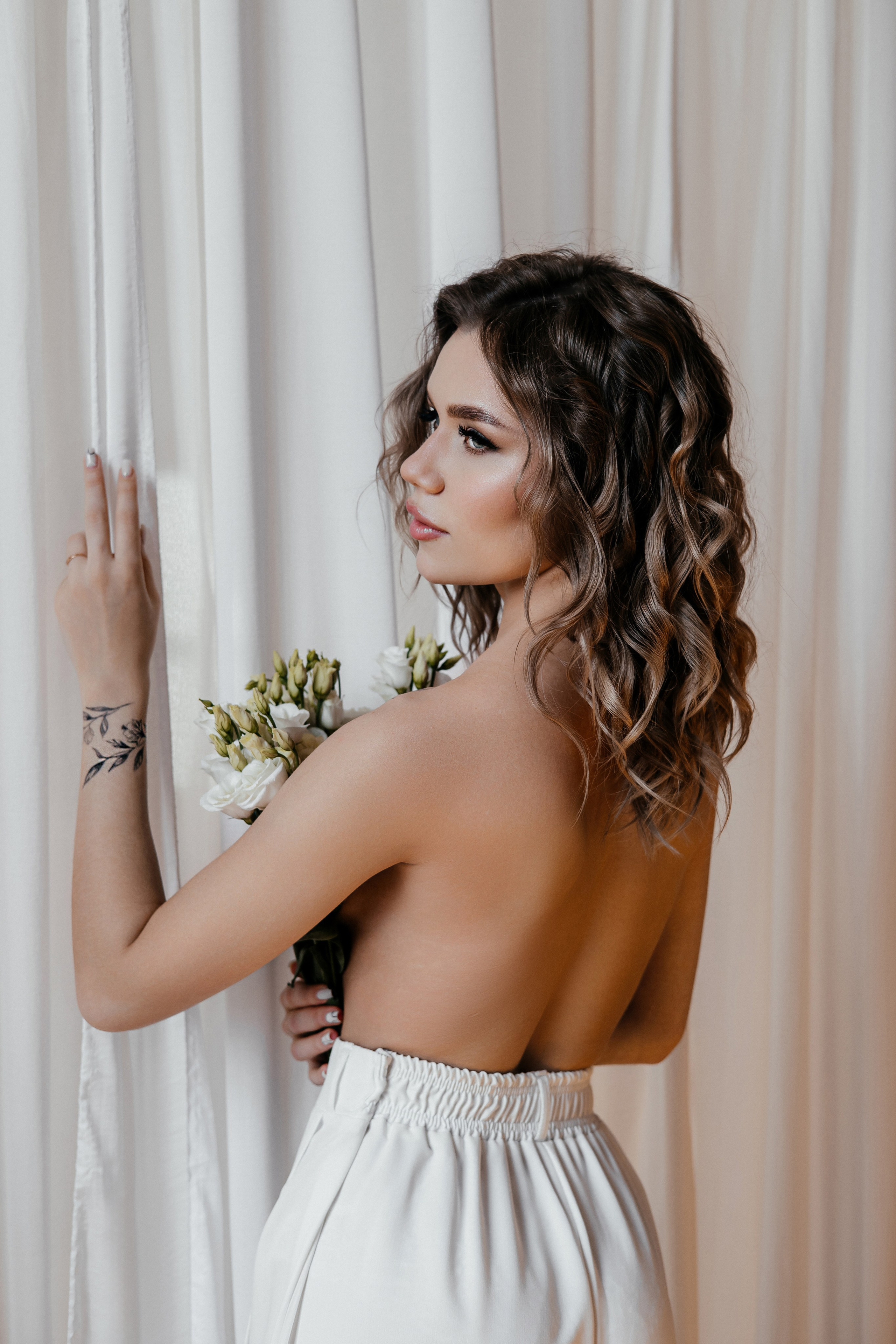 Лиза. белые цветы