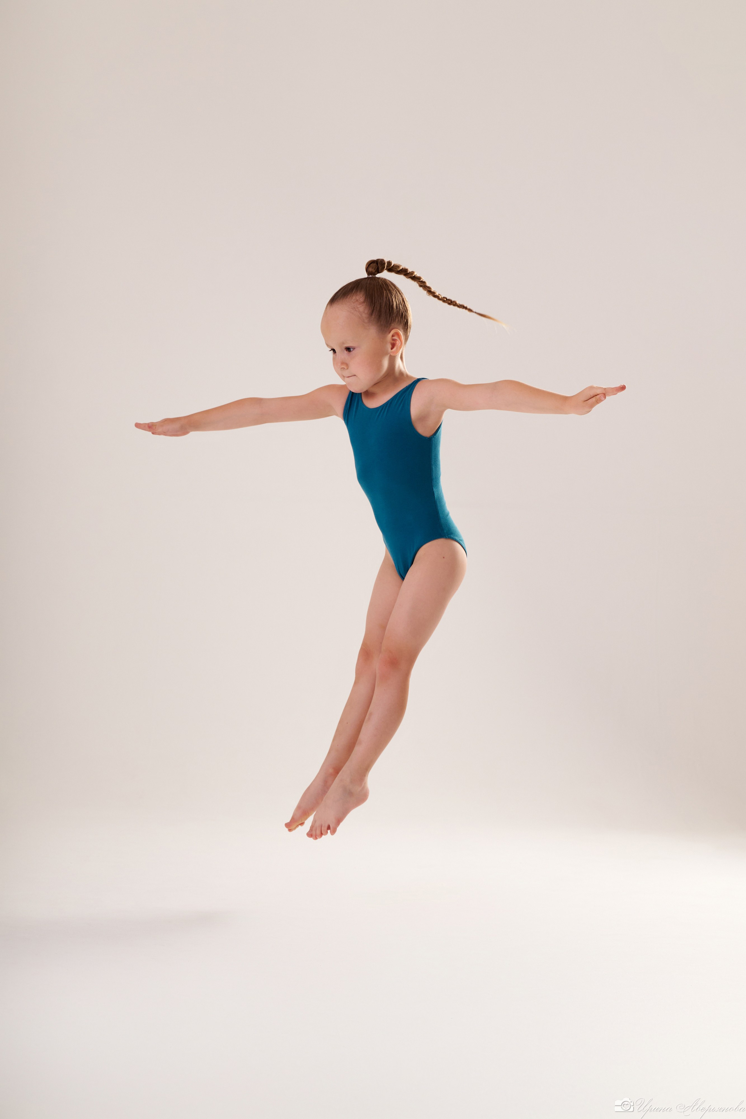 юная гимнаста в прыжке