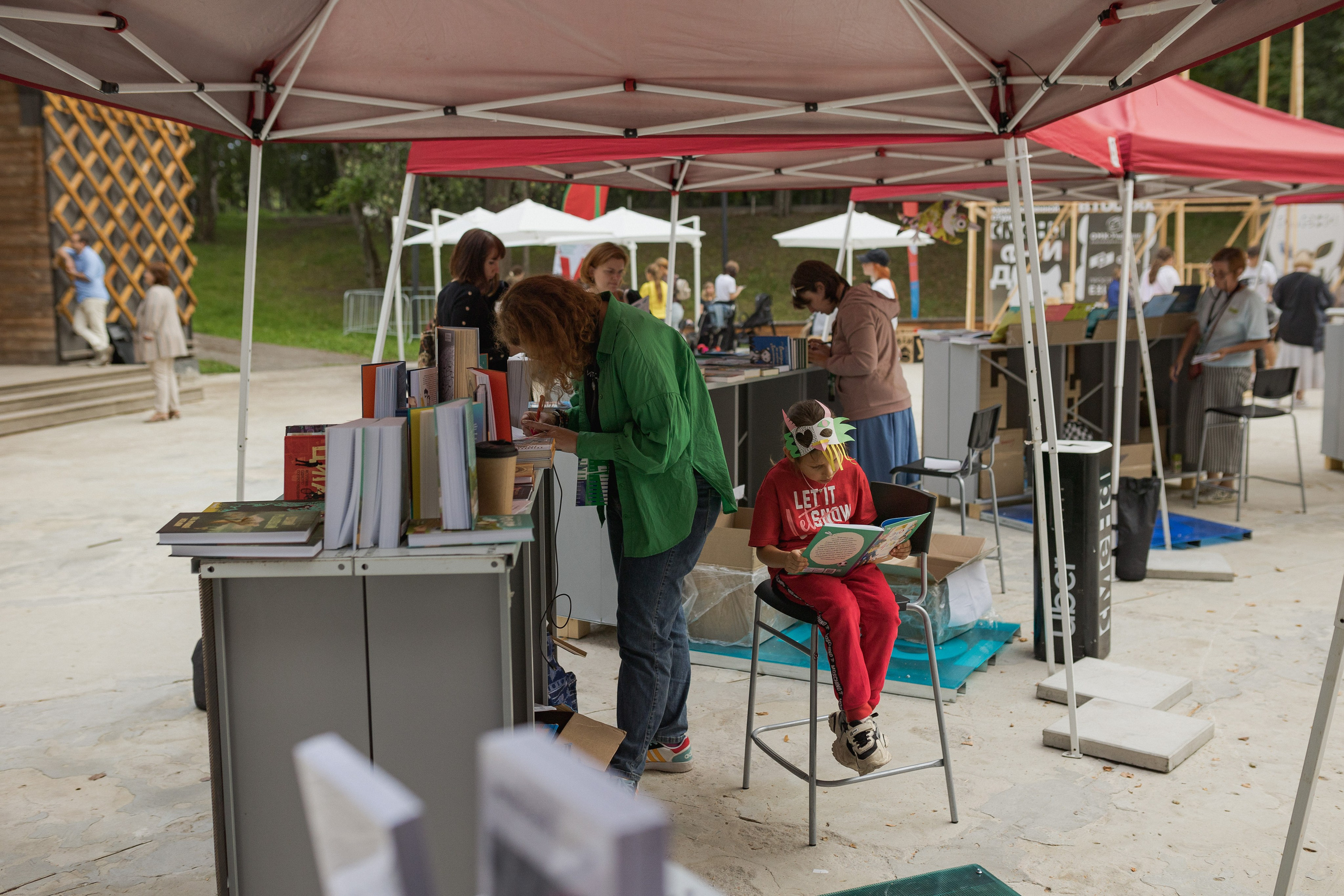 Книжный фестиваль «Смены» в Выксе 2024. Фотограф городских и семейных событий Артем Карпухин