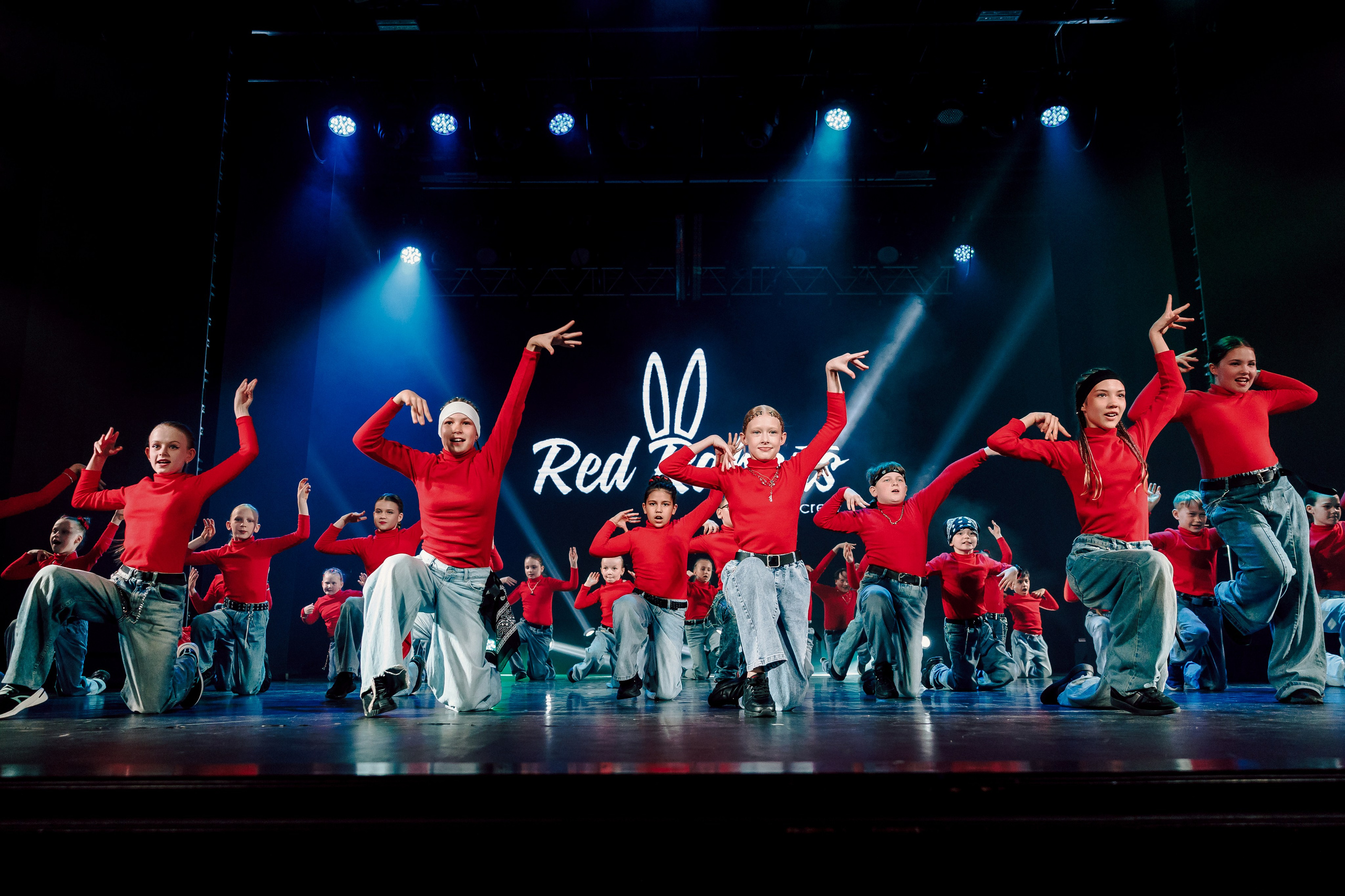 Отчётный концерт танцевальной школы «Red Rabbits» 2025. Лёшка Варзегов — фотограф