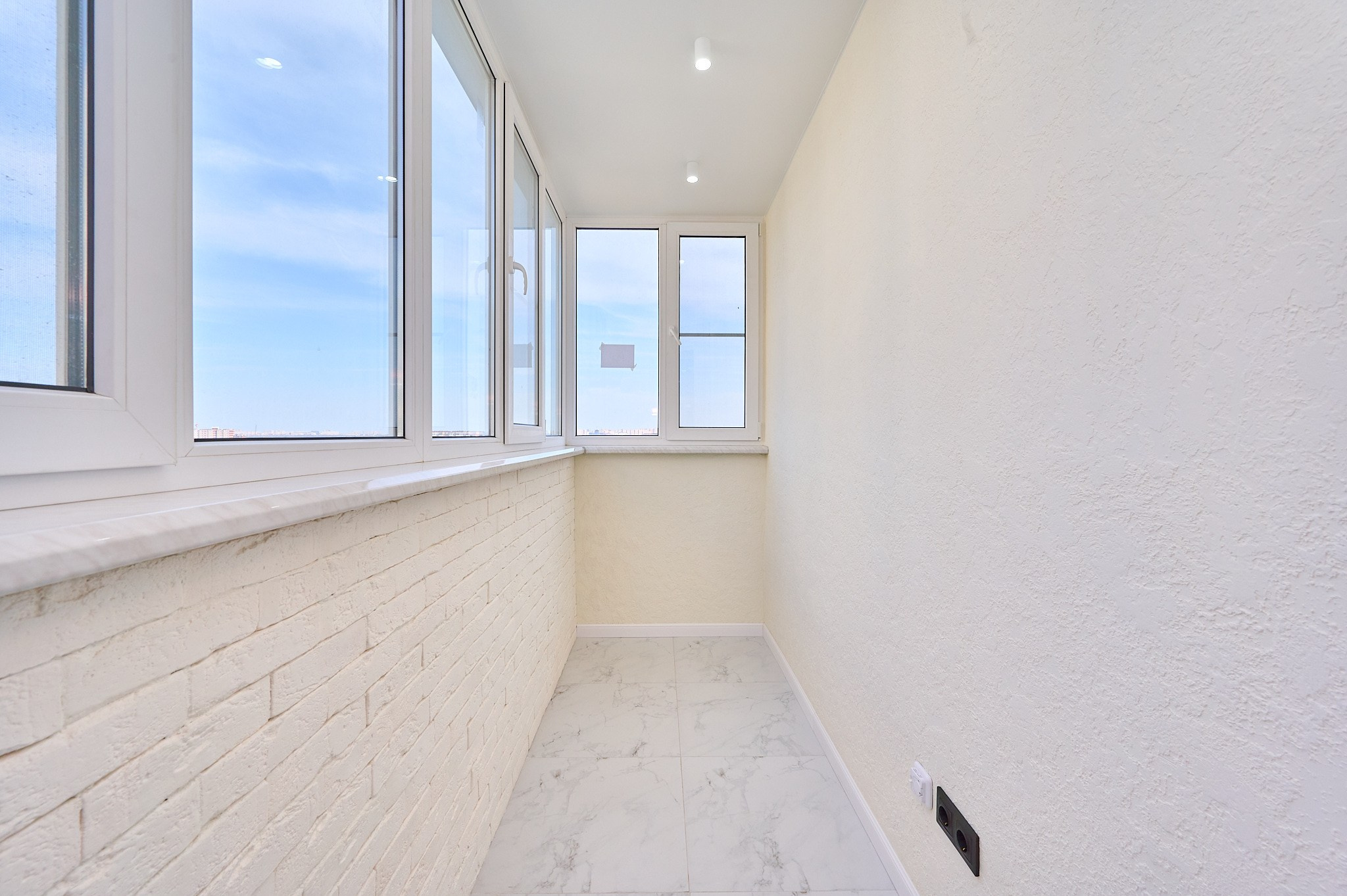 балкон белые стены 