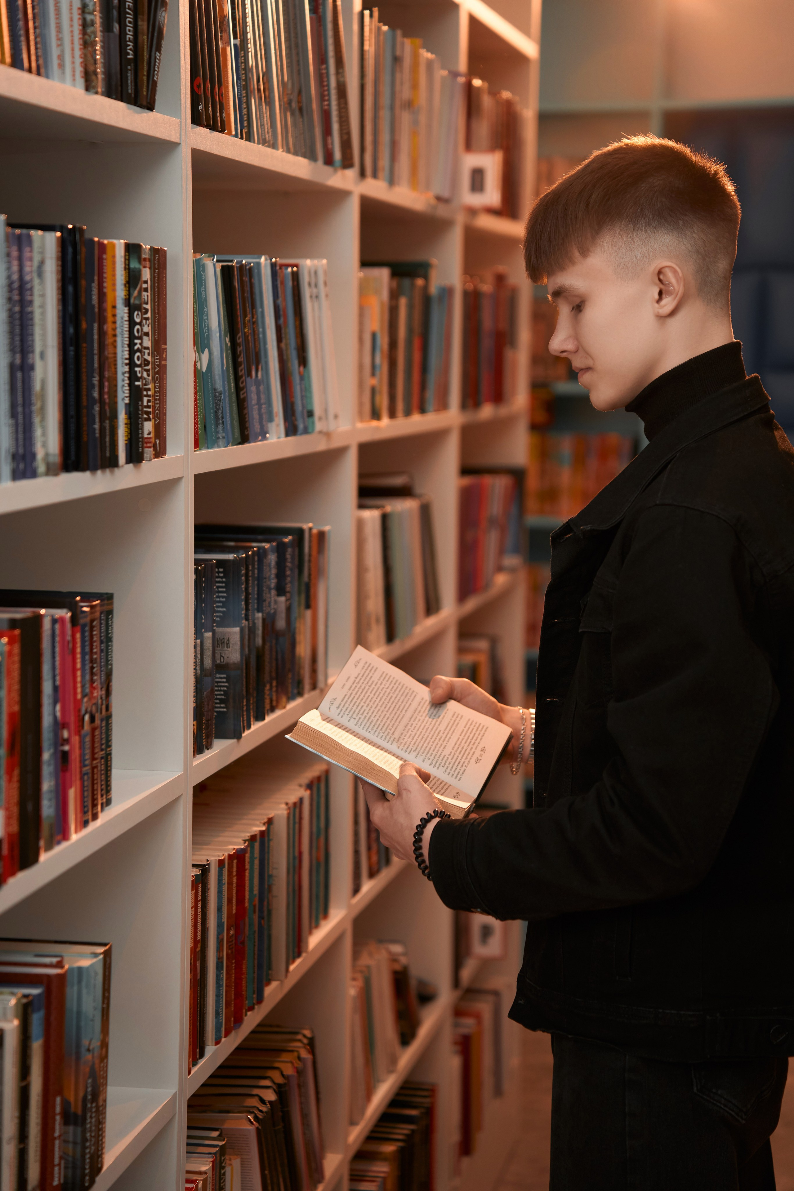 Артём в библиотеке. Фотограф и видеограф Павел Серобабов
