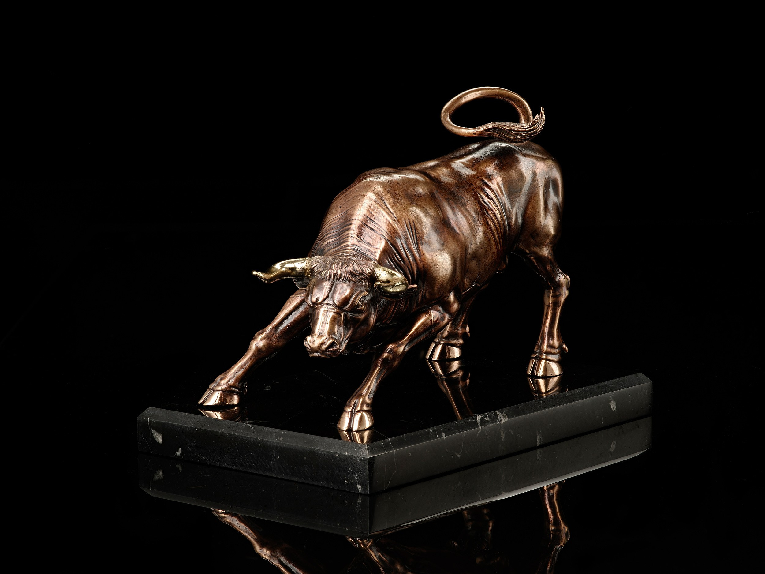 Изделия из драгоценных металлов. Предметная фотосъемка антиквариата, ювелирных украшений, камнерезных изделий, картин, предметов искусства и коллекционных предметов