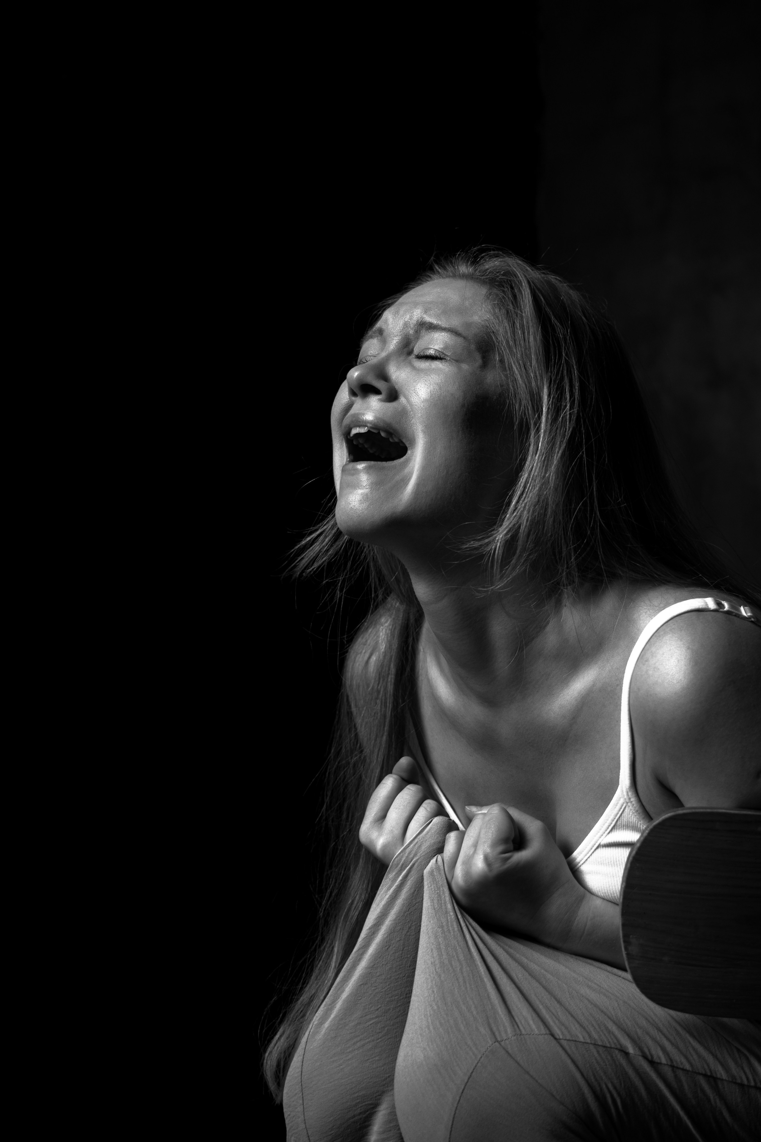 Девушка рыдает черно-белое фото