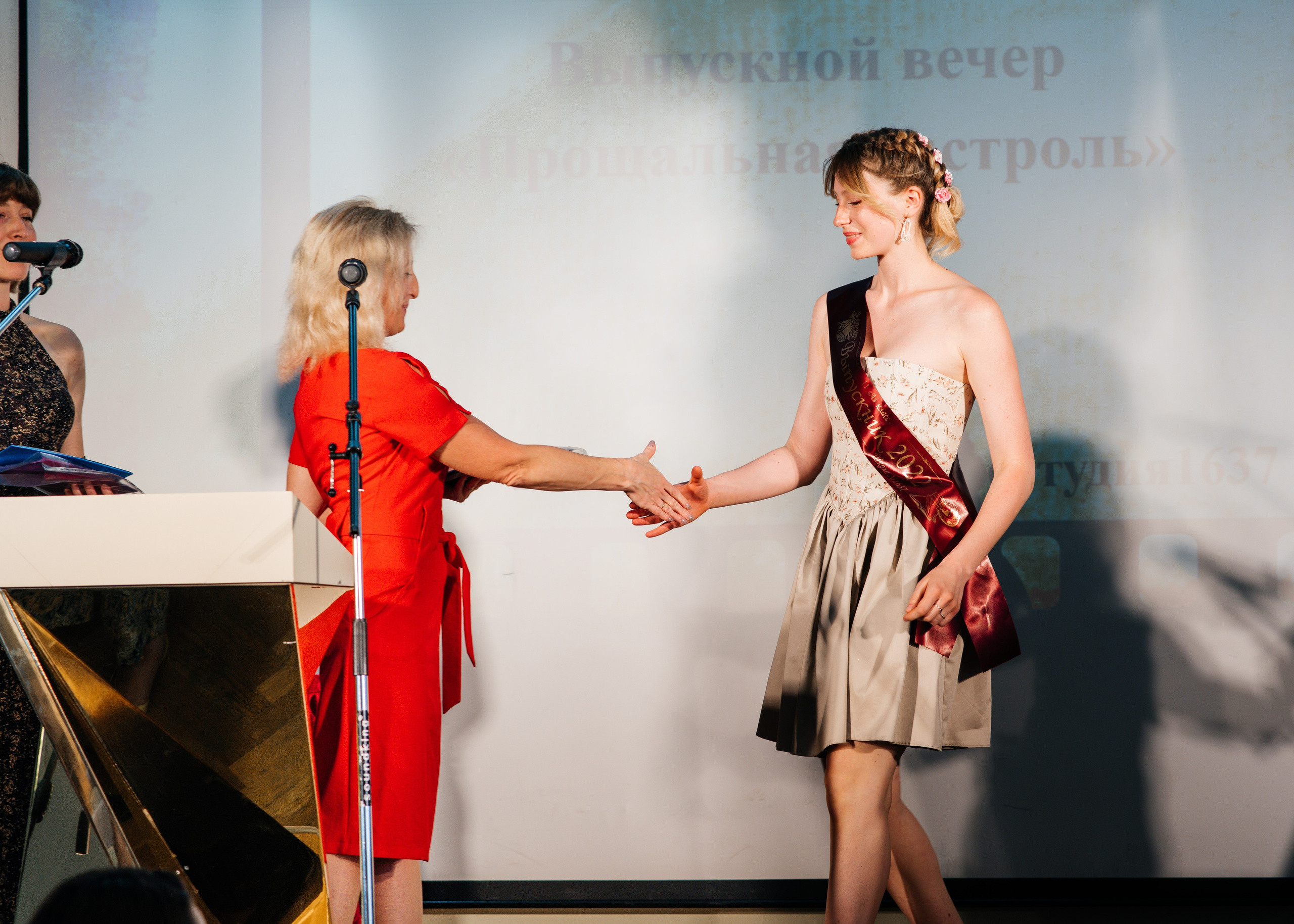 Вручение аттестатов. Выпускные альбомы в Подольске Москве и МО