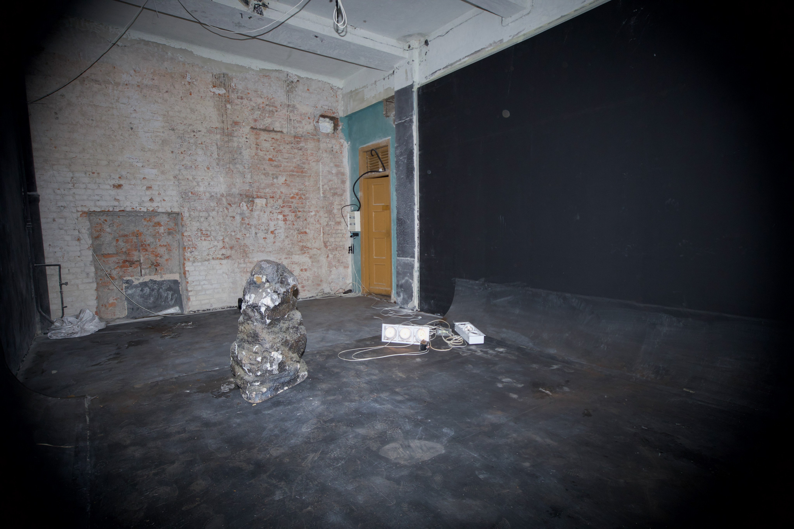 Черная циклорама. Кино в НИИ СНЕГИРИ (Very Strong Place) — Москва