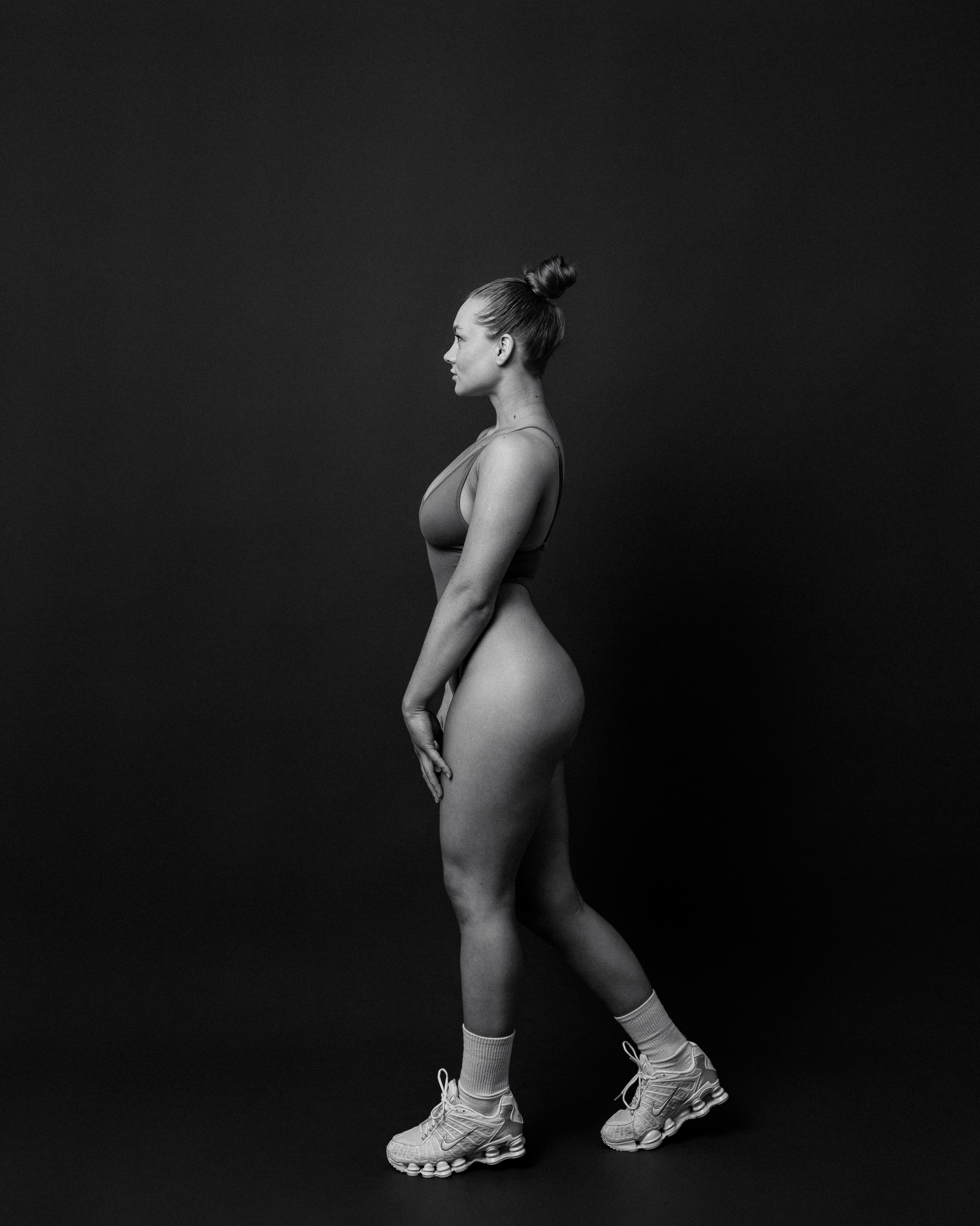 Модель в боди фото в фитнес образе для фотосессии 