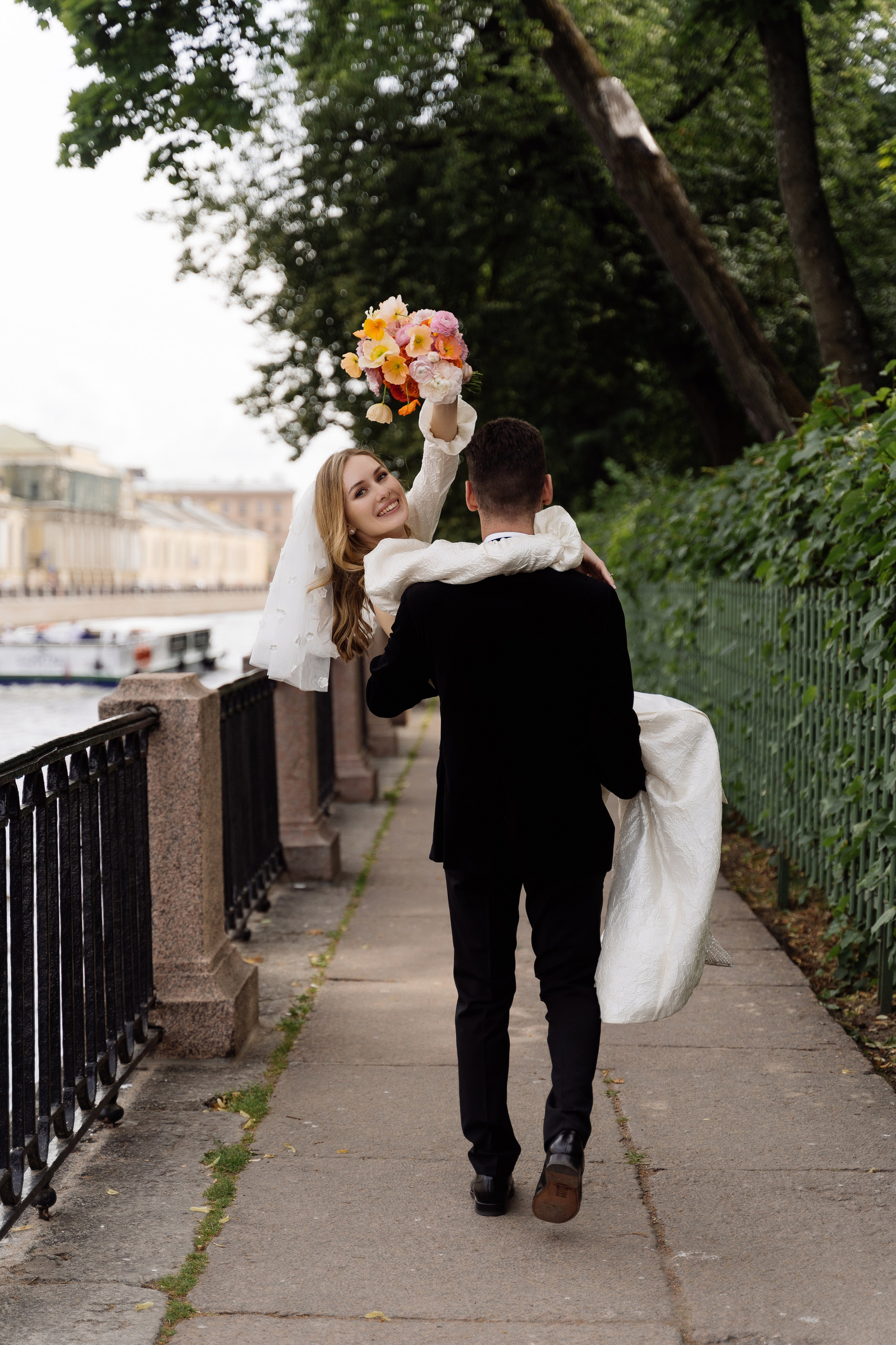 Камерная свадьба на фонтанке в сезонах. Свадебный фотограф организатор в Санкт-Петербурге Ассоль Опарина