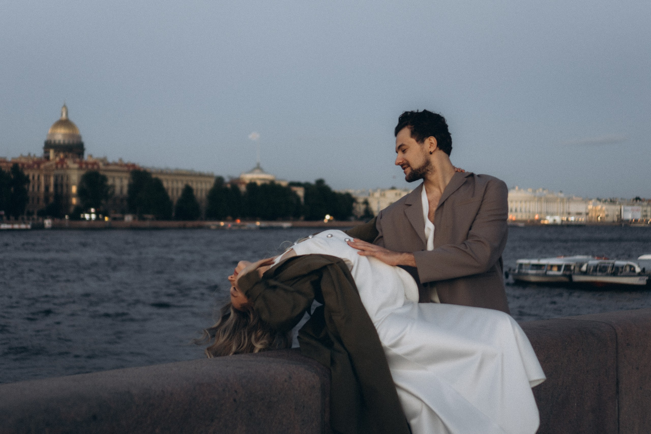 СВАДЕБНАЯ СЬЕМКА ПАРЫ НА РАССВЕТЕ В БЕЛЫЕ НОЧИ И ПРОГУЛКА С РАЗВОДНЫМИ МОСТАМИ И ПИКНИК ВОЗЛЕ ИСАКИЕВСКОГО СОБОРА. Профессиональный фотограф, Санкт-Петербург — Виктория Богомолова
