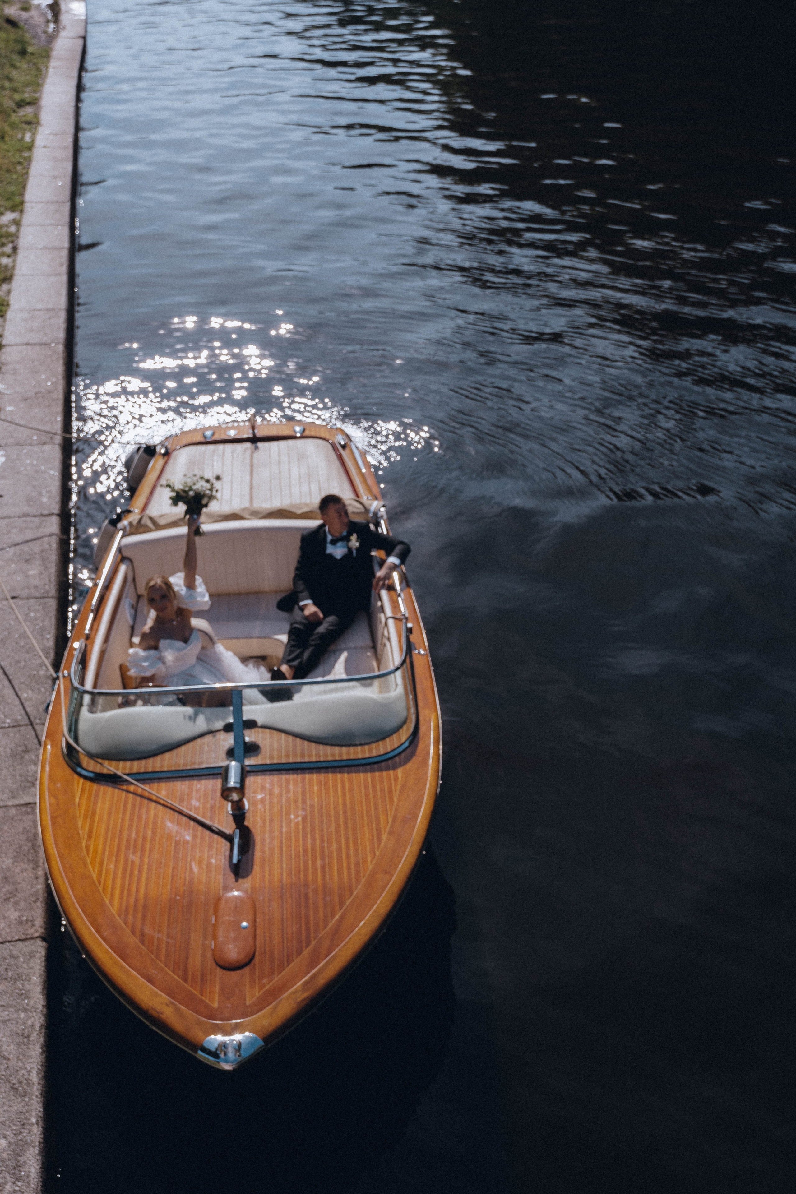 СВАДЕНБНАЯ СЬЕМКА НА КАТЕРЕ ПО КАНАЛАМ САНКТ-ПЕТЕРБУРГА И В АКВАТОРИИ НЕВЫ. Профессиональный фотограф, Санкт-Петербург — Виктория Богомолова