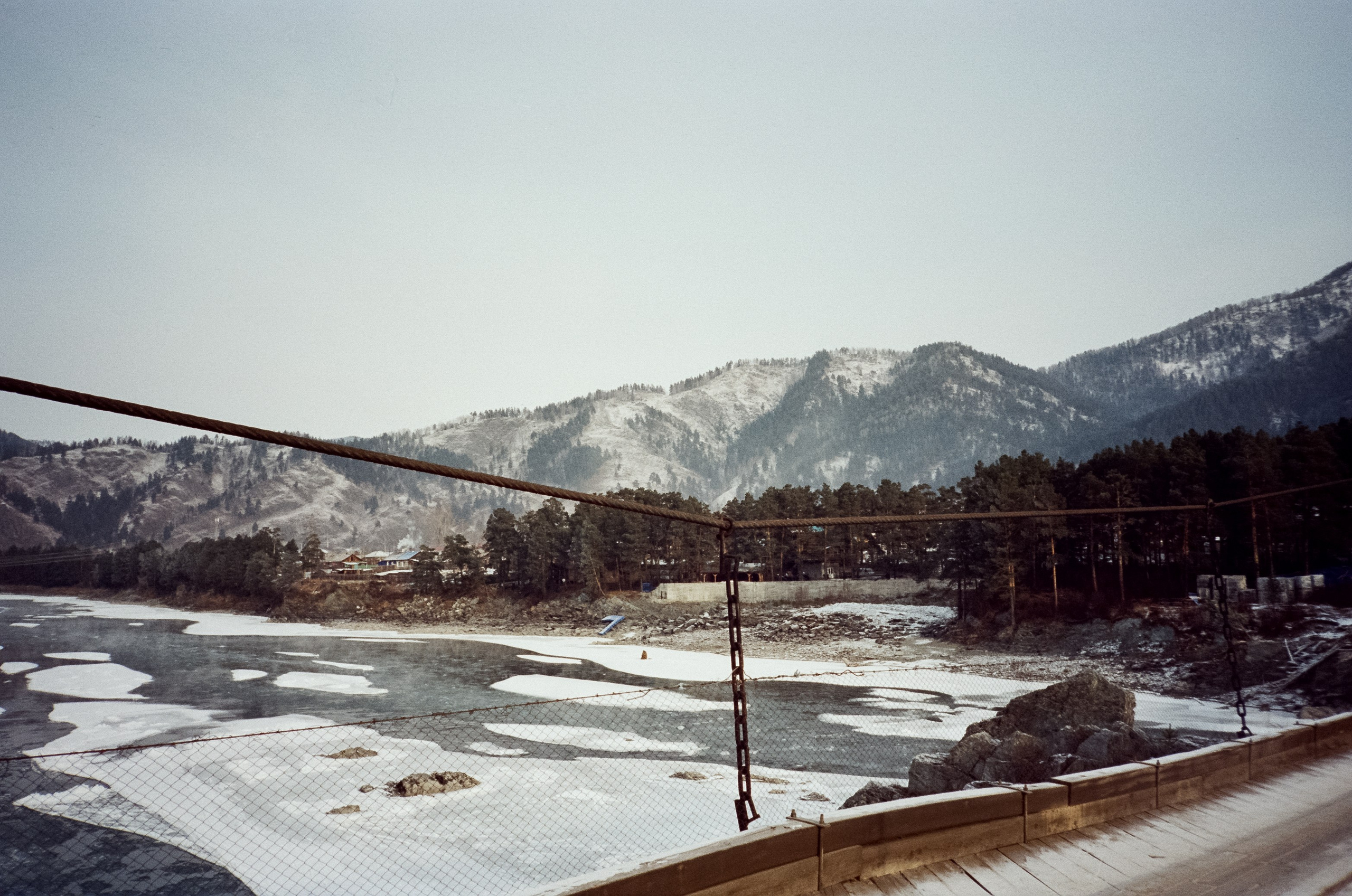 Мост над скалами Зубы Дракона. Зимняя Катунь. Фотограф-документалист Мария Осокина
